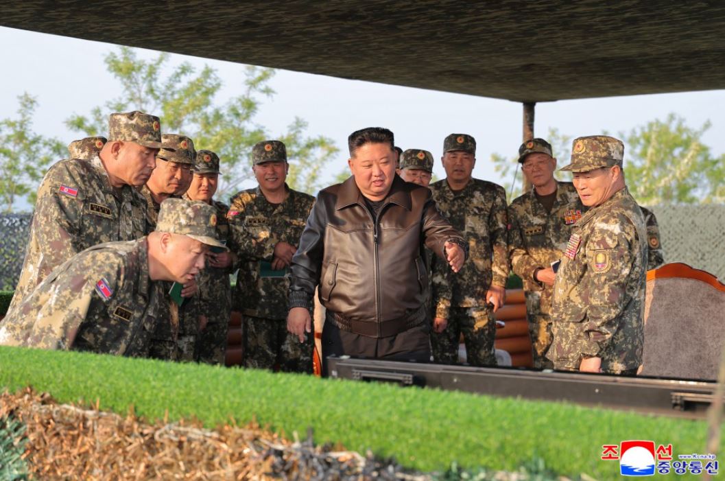 金正恩5月29日視察砲兵射擊競賽。（翻攝朝中社）