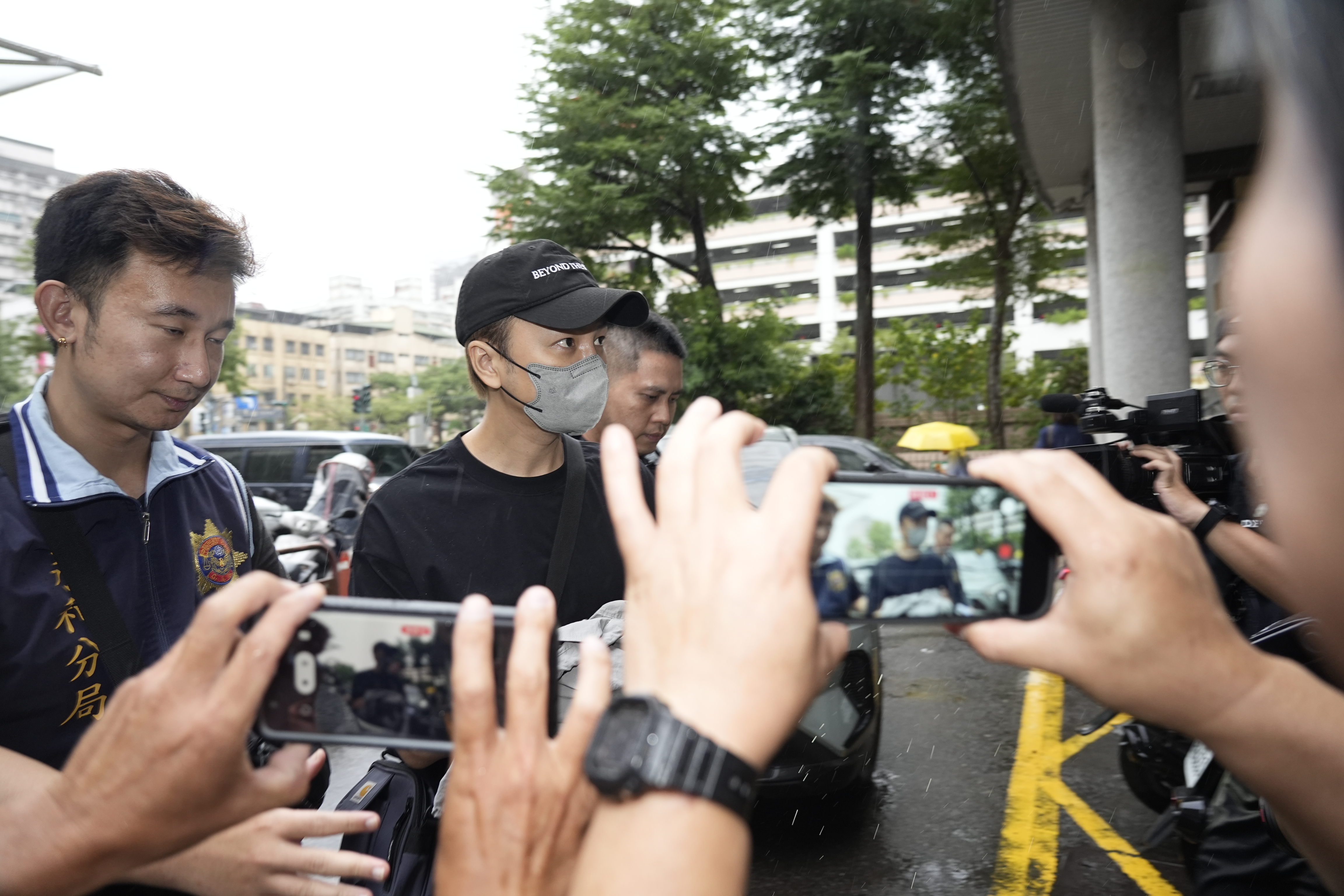 ENERGY書偉今（21日）因閃兵遭檢警帶回到案說明。