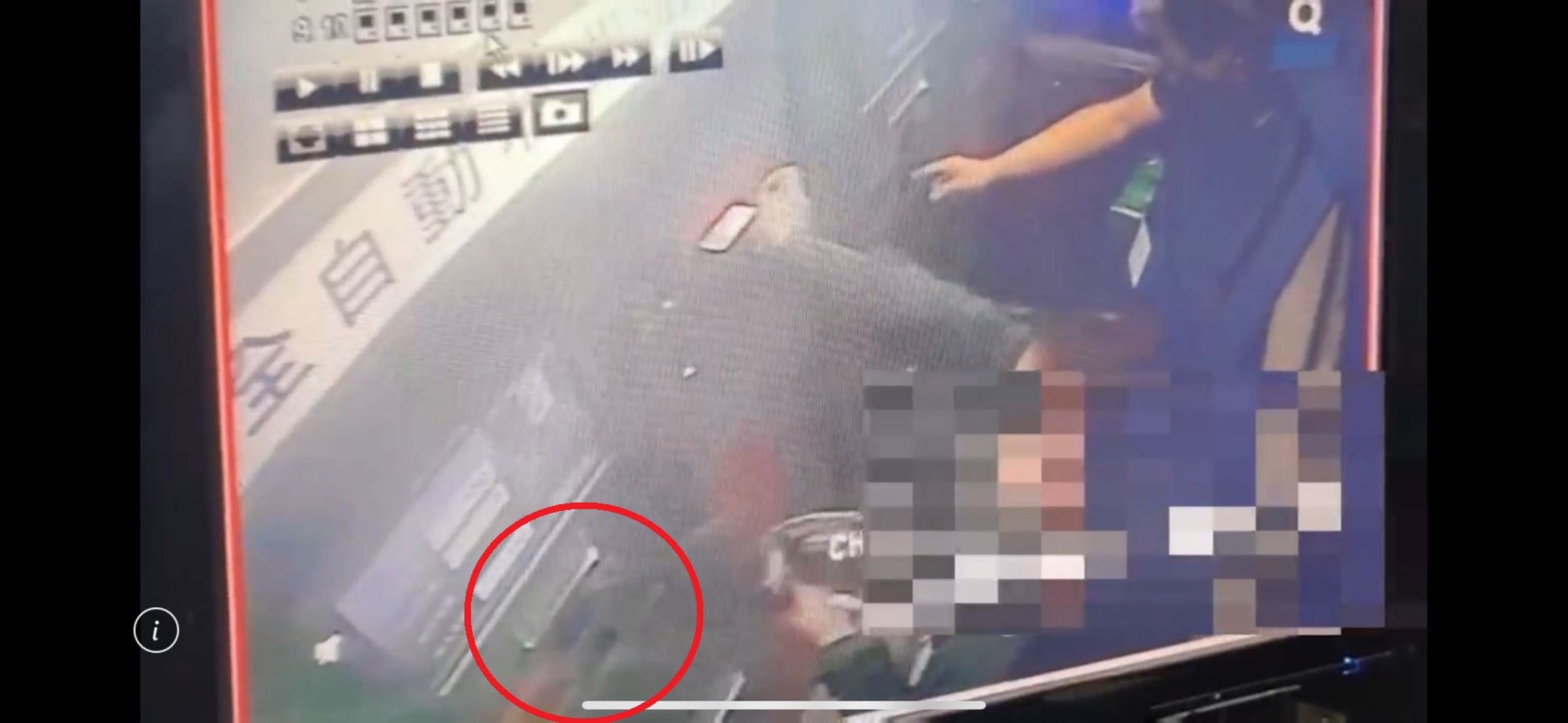 溫姓男子在繳費機付完停車費,卻忘記拿走停車票幣(紅圈)。(翻攝畫面)