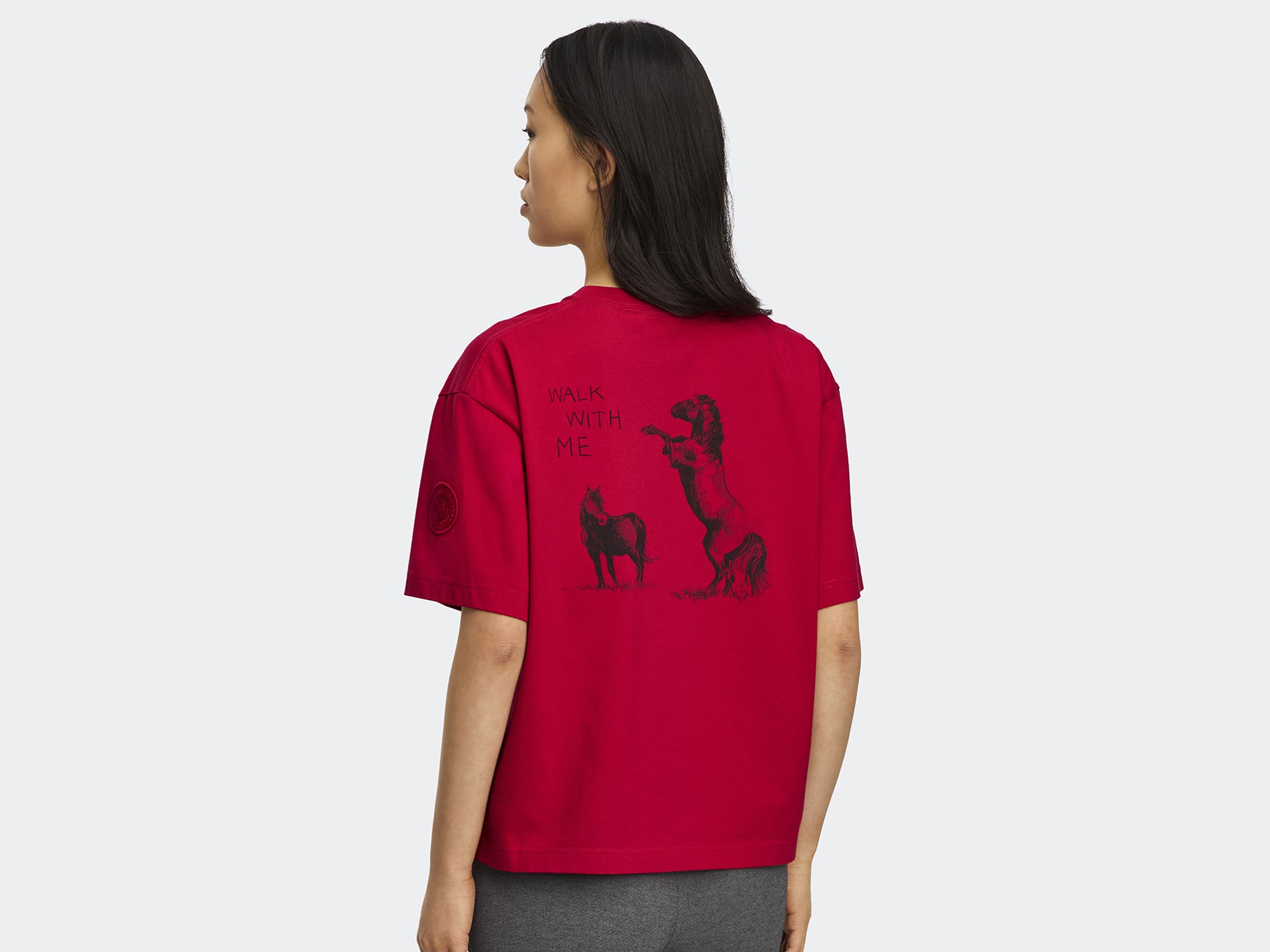 女款Roam短T-Shirt(胭脂紅色)。NT$9,600 (CANADA GOOSE提供)