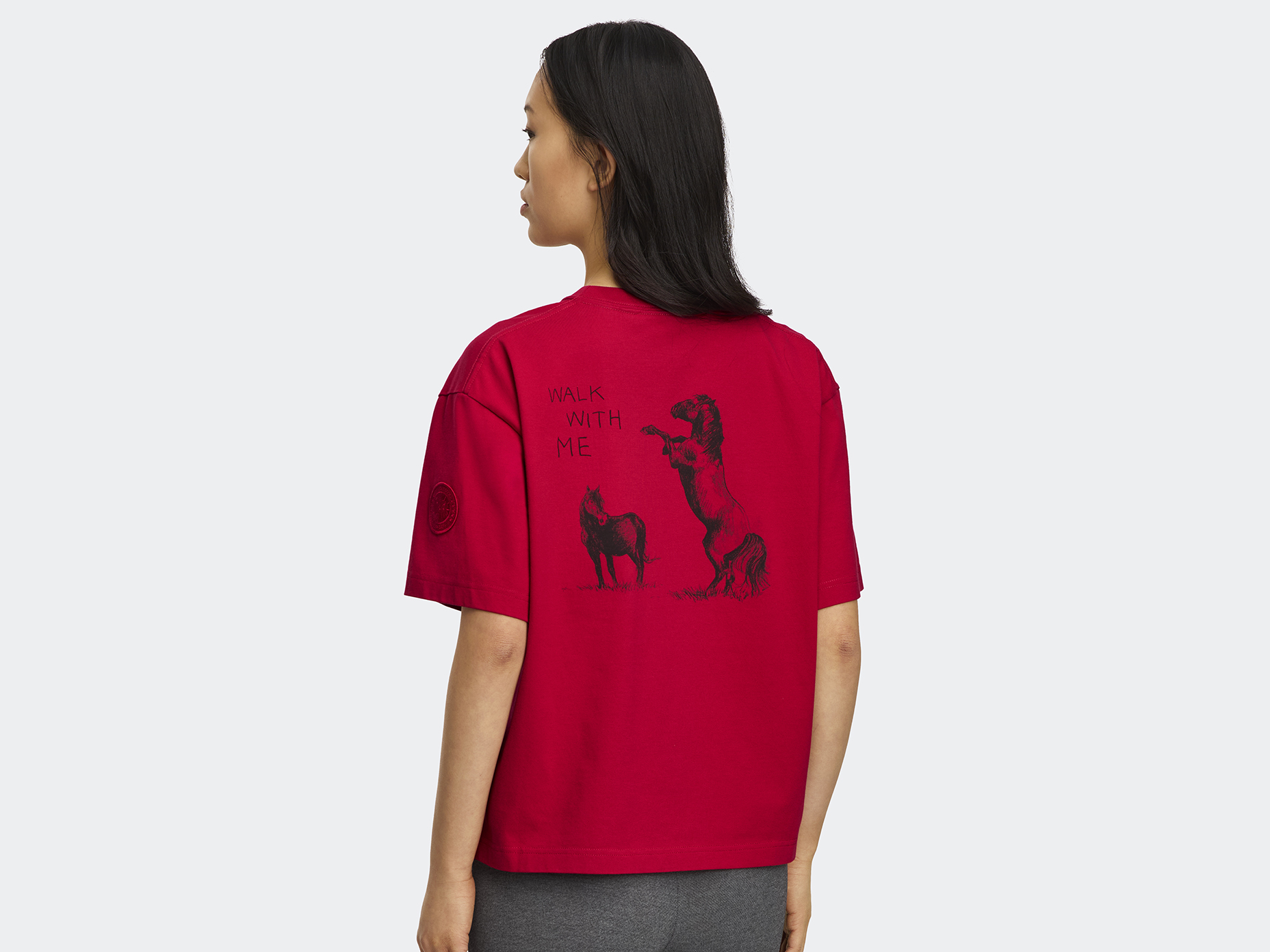 女款Roam短T-Shirt(胭脂紅色)。NT$9,600 (CANADA GOOSE提供)