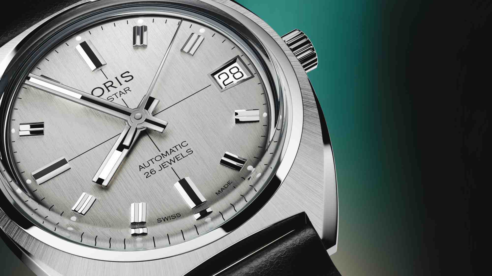 為慶祝品牌自製槓桿擒縱結構的 60 週年,ORIS 推出復刻 1966 年經典之作的 Star Edition。35mm 不鏽鋼酒桶形錶殼搭配一體化錶耳,41.5mm 的錶耳間距與 11.1mm 厚度精準還原原版比例,並覆以充滿復古韻味的壓克力鏡面。銀色錶面以雙棒狀立體時標、方頭指針與三點鐘梯形日期窗忠實重現年代風格。定價:約NT$70,000。