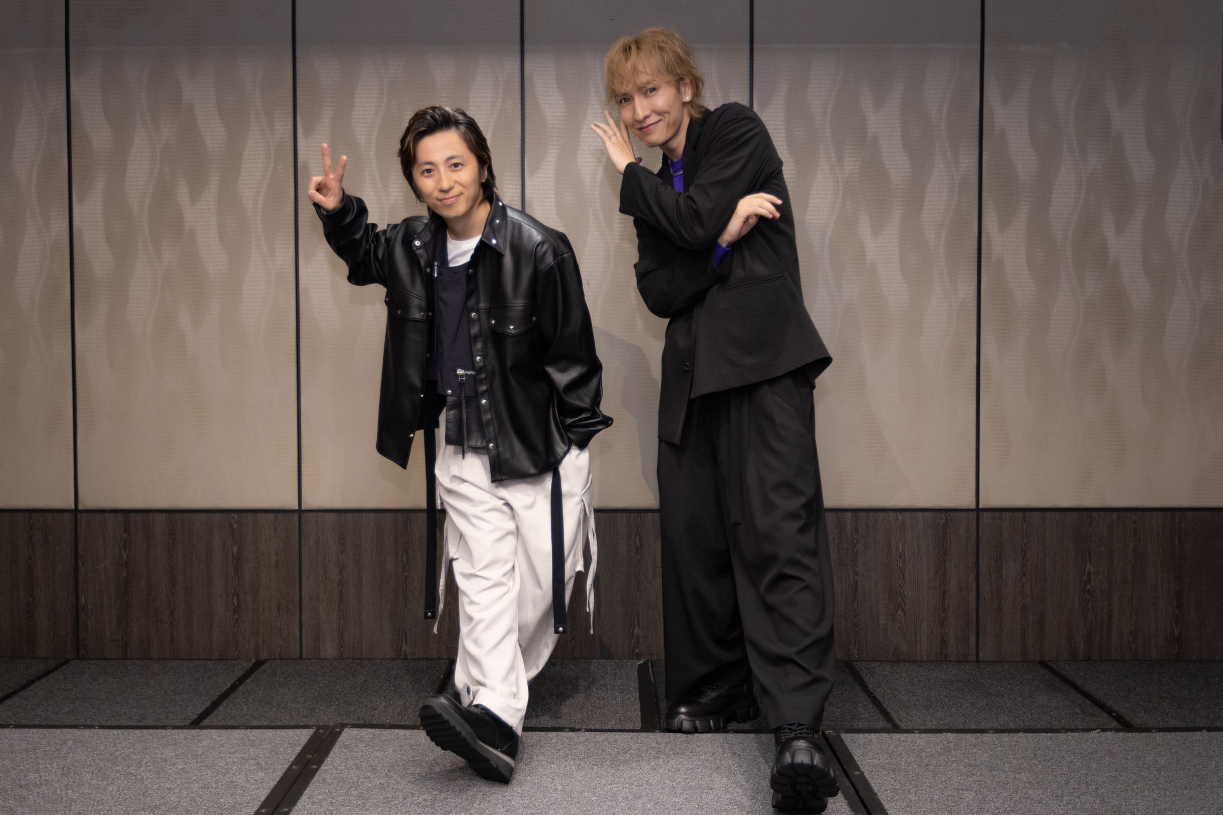 W-inds.千葉涼平（左）和橘慶太這次巡演主題「Nostalgia」是懷舊的意思，歌單也是經典專輯的歌曲。（G-MUSIC 提供）