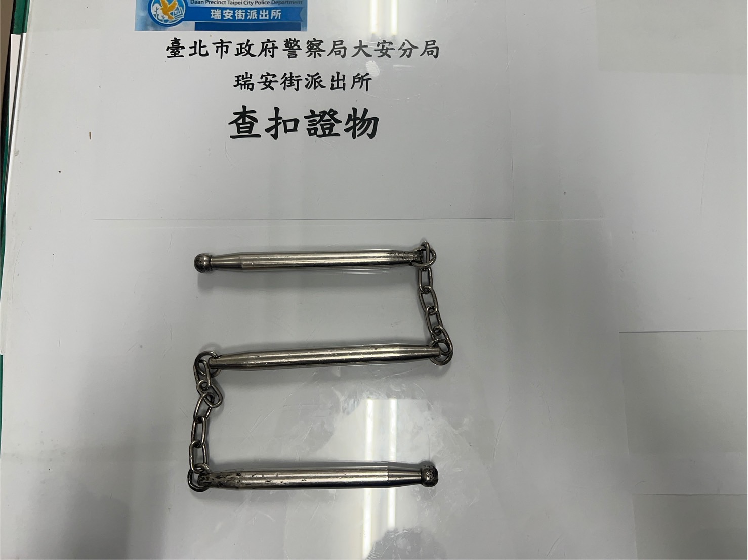 警方查扣馬男犯案用的三節鞭。（翻攝畫面）