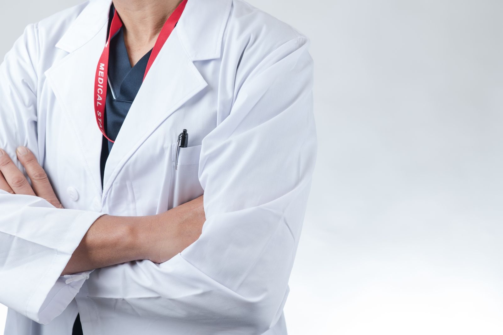 中國醫師薪水「大跳水」近砍半　淒涼低薪資曝光！慘靠斜槓外送撐生計