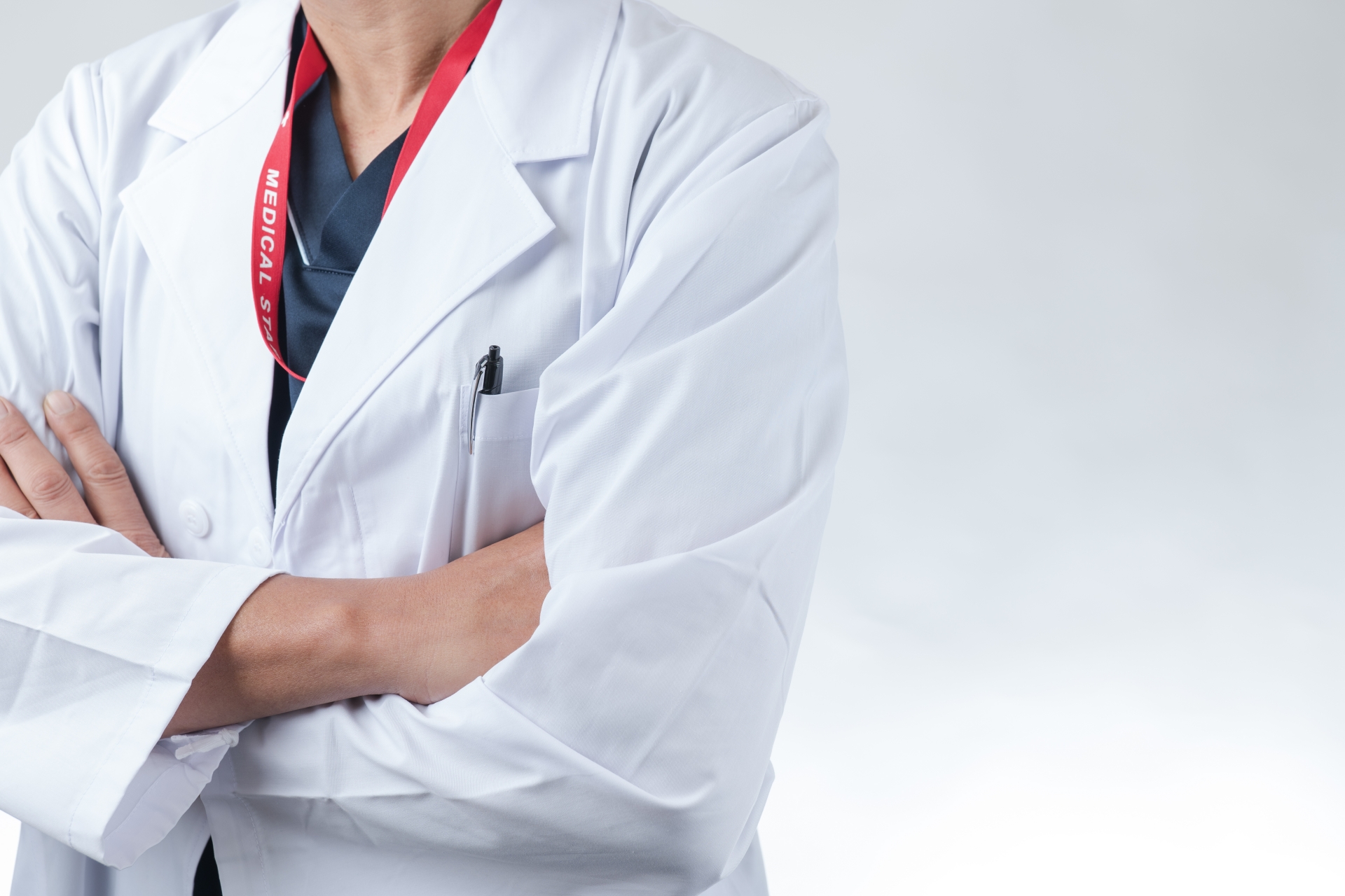 中國近年醫生薪資大幅下滑，甚至有醫生為了維持生活開銷而去兼職跑外送。（示意圖，photoAC）