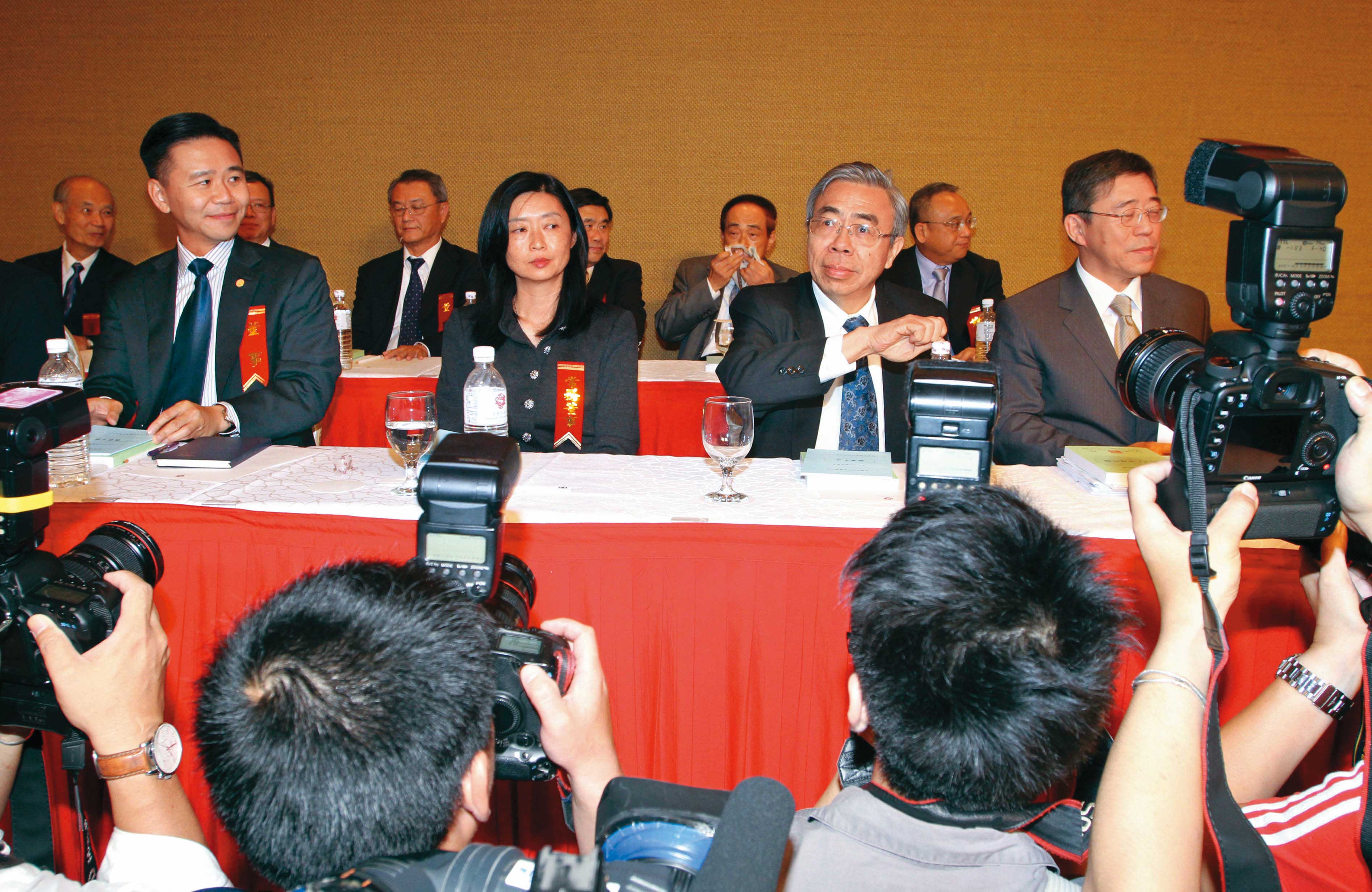 在王家二房支持下，王文祥（左1）2009年重返台塑石化擔任董事。（聯合知識庫）