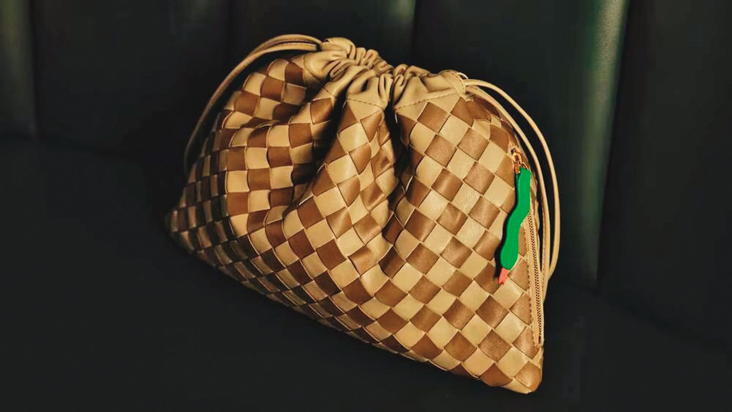 Dust編織皮革肩背包。NT$71,000（BOTTEGA VENETA提供）