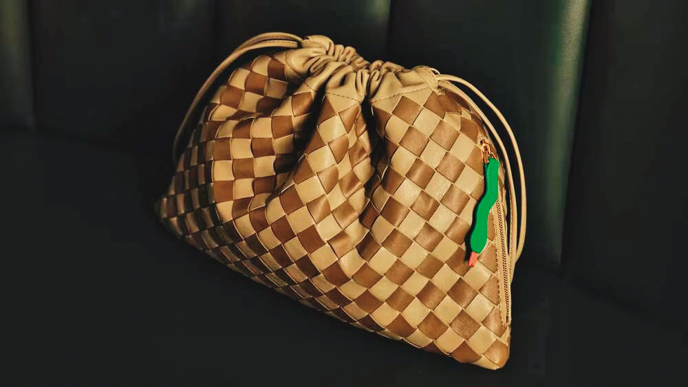 Dust編織皮革肩背包。NT$71,000(BOTTEGA VENETA提供)