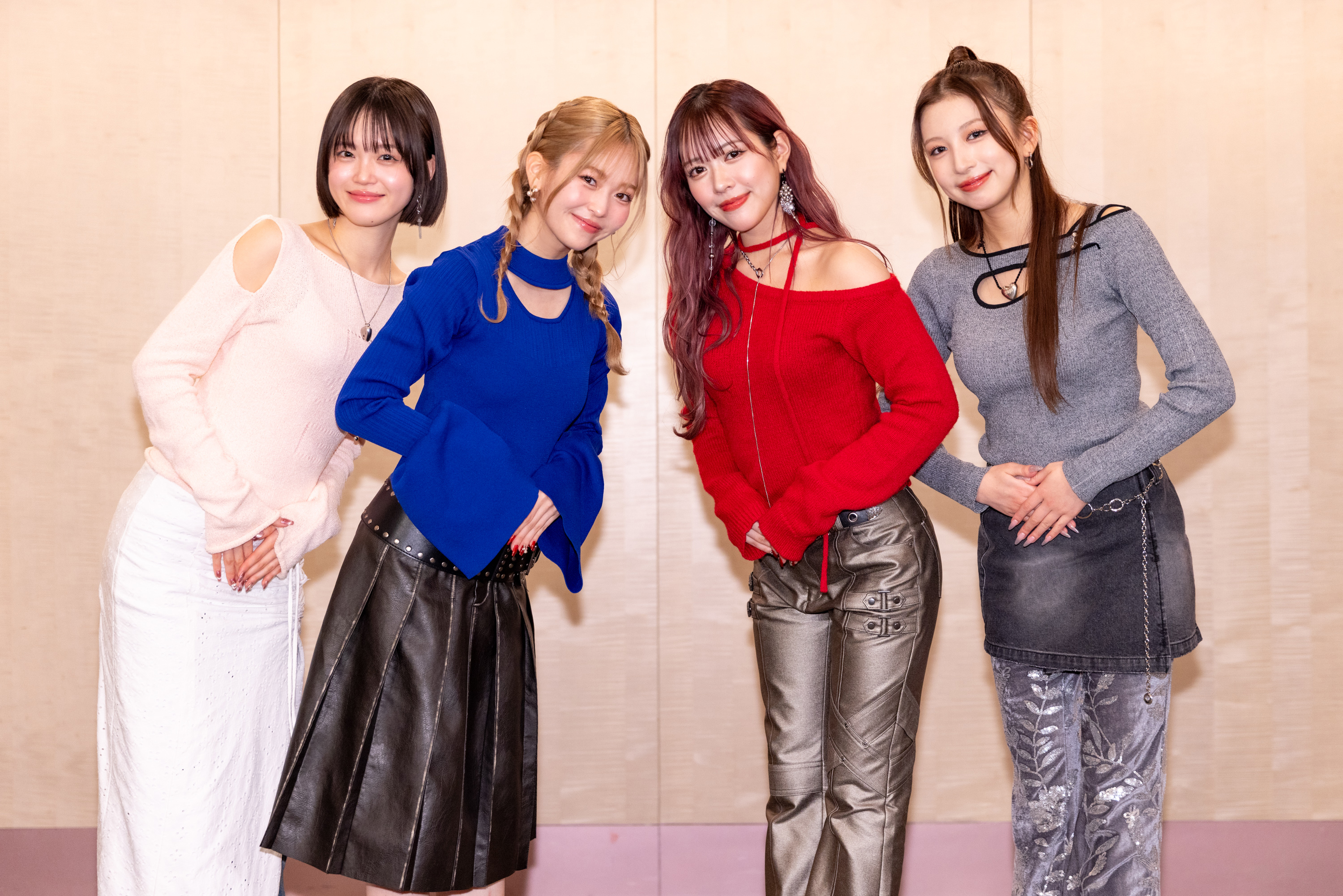 日本女團@onefive作出「鞠躬」動作拍照，推薦她們富有日式風格的〈OZGi〉歌曲。（台南好young提供）