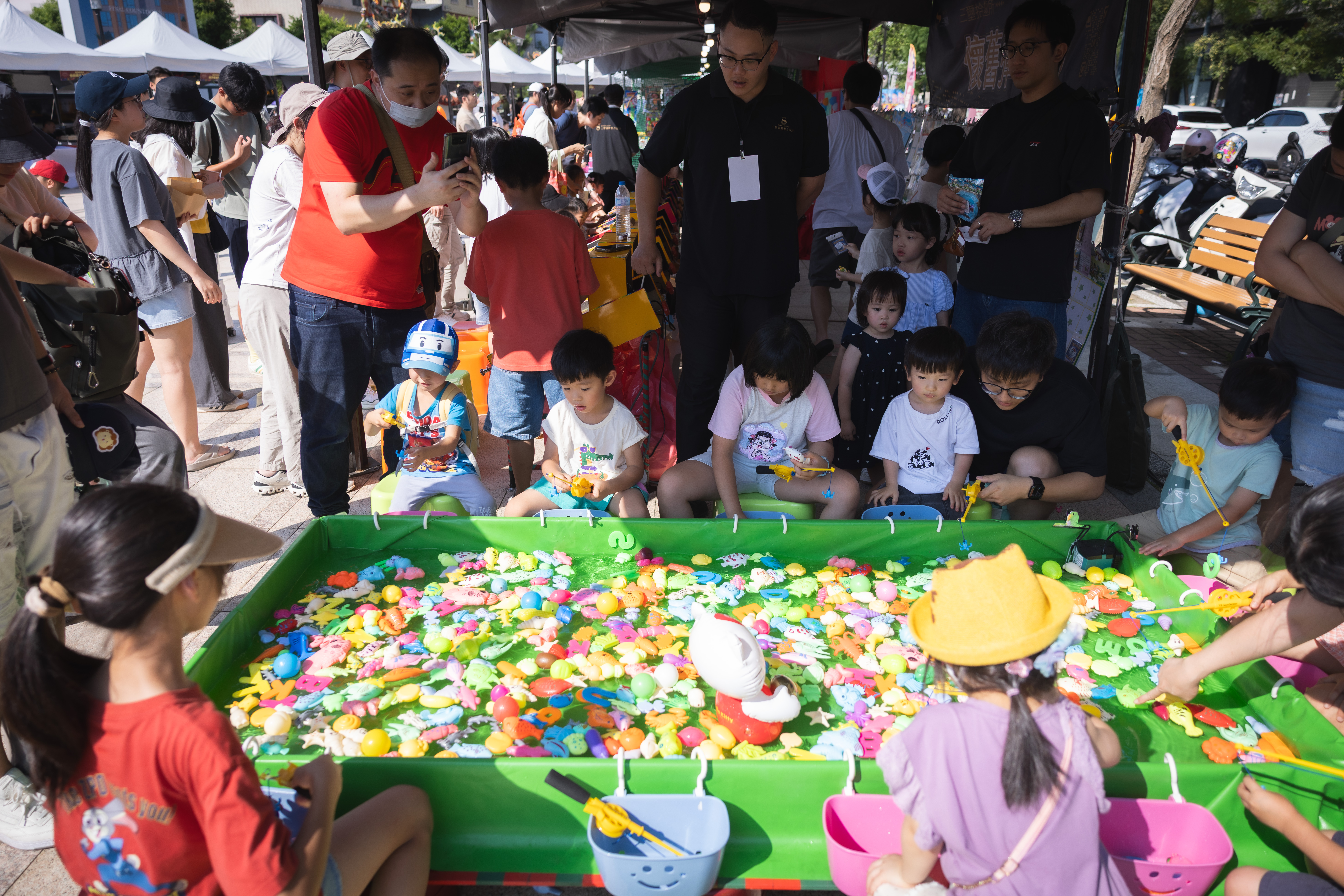 活動當天於金雅公園打造市集活動，除了有好吃、好喝的免費參與住戶兌換外，也安排許多互動遊戲讓小朋友開心享受美好午后。