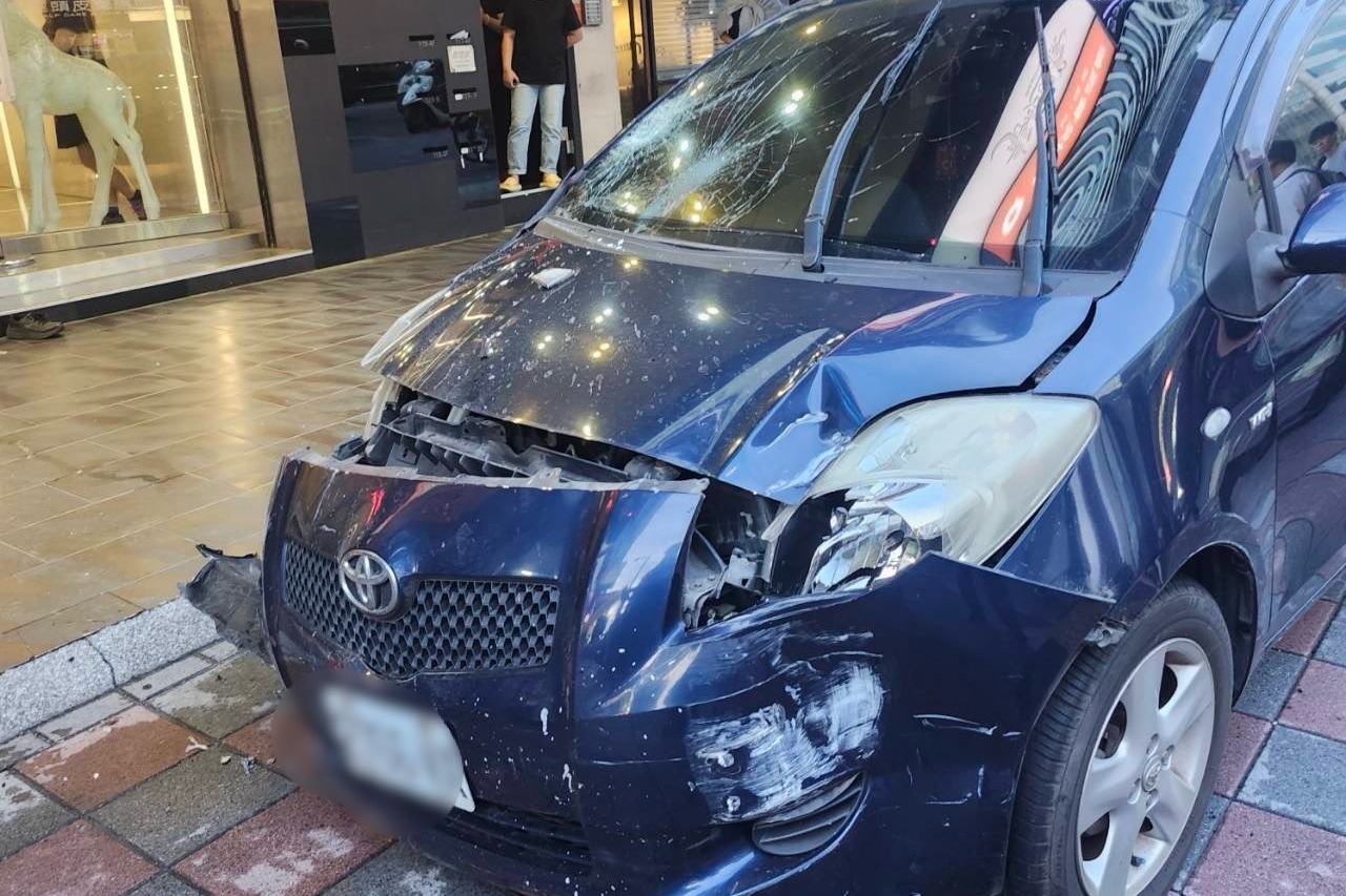 葉男駕駛轎車暴衝上人行道致1死，肇事車輛車頭半毀。（翻攝畫面）