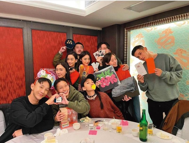 林映唯（前排右二戴帽）極少公開分享與富二代男友（右一）同框照，唯一能找到的一張也是公開戀情前，還有一大堆人當電燈泡。（林映唯IG）