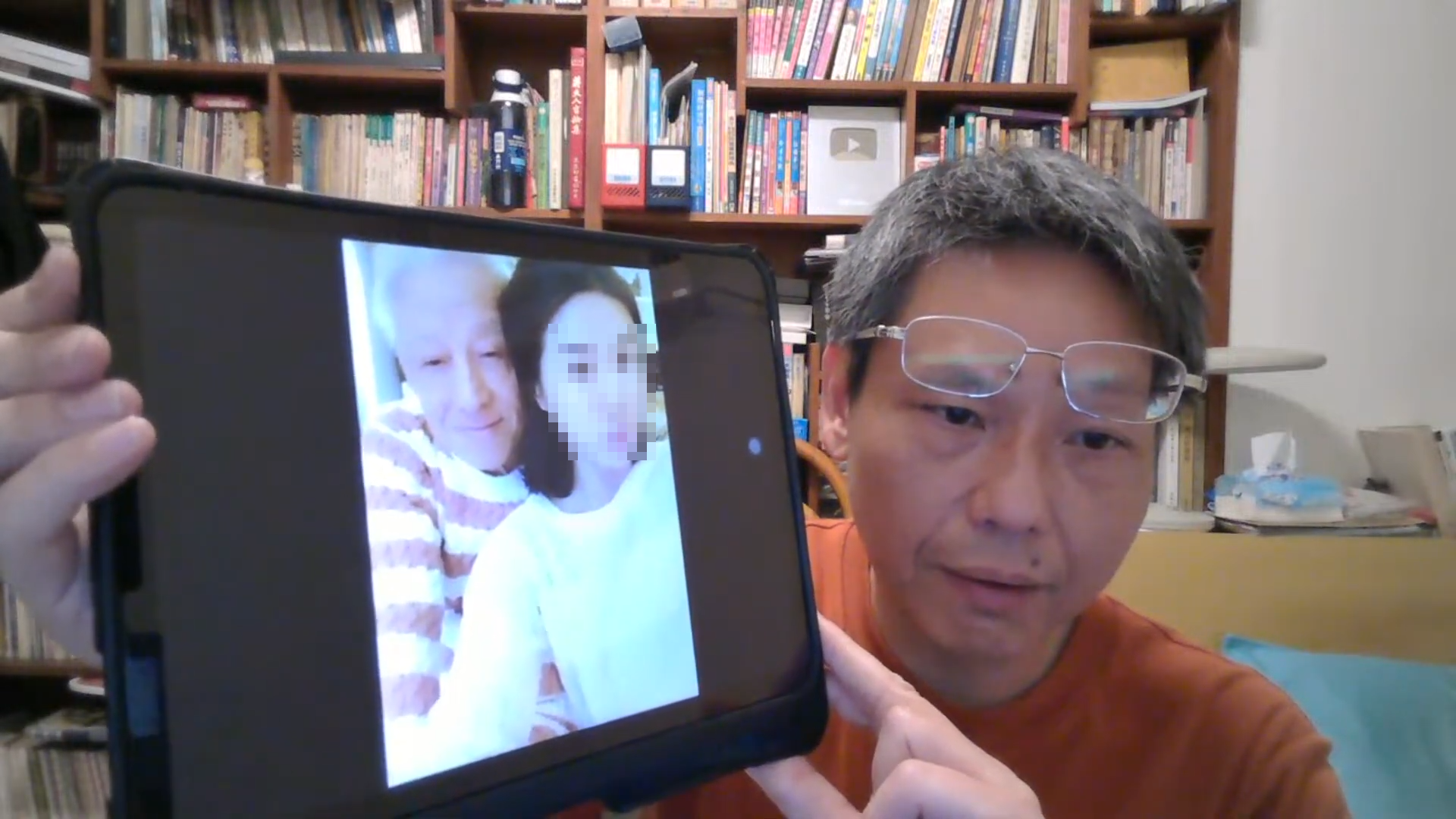 謝寒冰昨晚直播繼續揭露更多曹興誠與中國小三的親密照片。（翻攝自謝寒冰YT頻道）