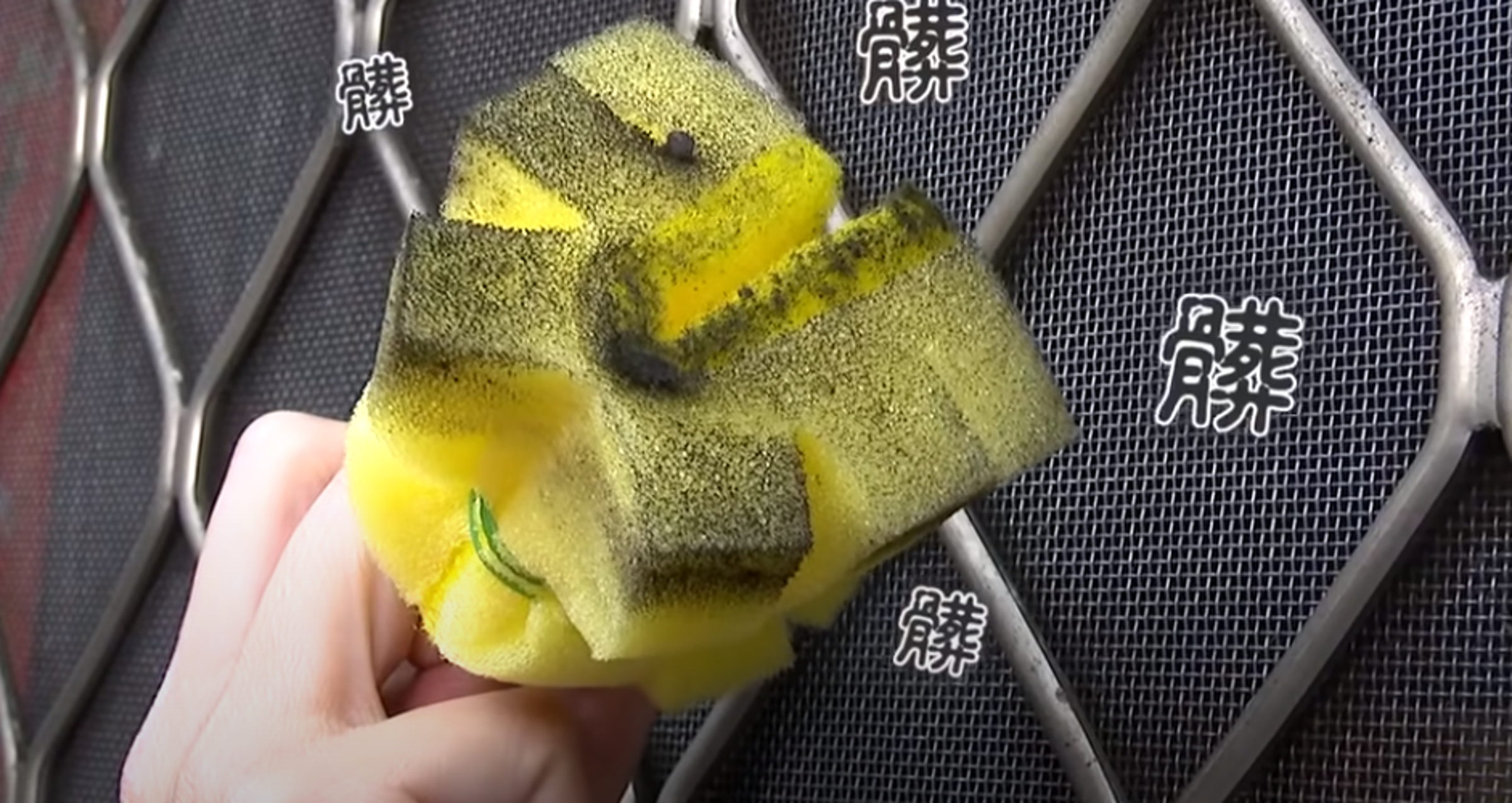 自製的海綿清潔刷,可以更方便清潔紗窗。(翻攝自《健康2.0》YouTube頻道)