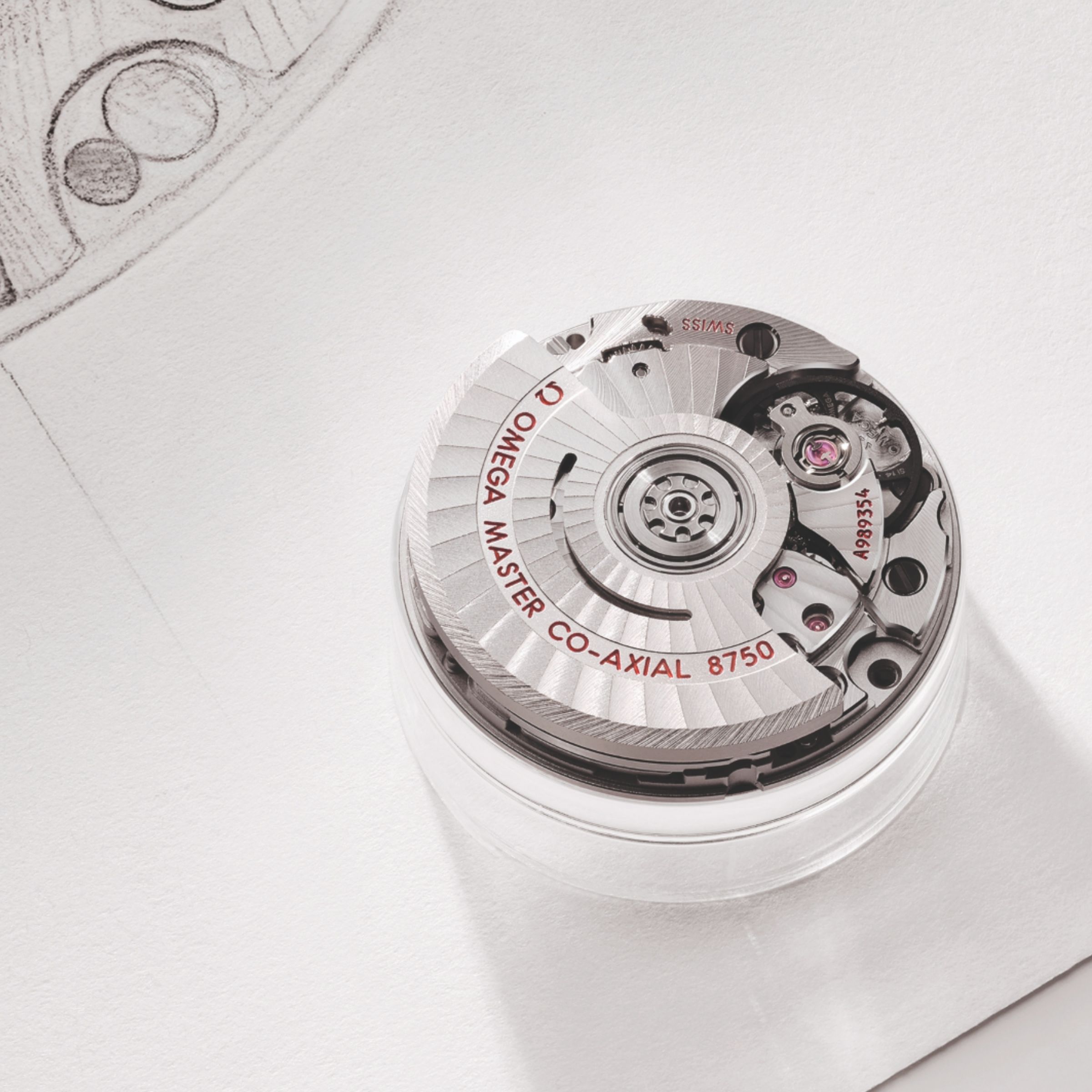 8750／8751大師天文台同軸擒縱機芯，是OMEGA特別為了這次的新款女錶Aqua Terra 30mm研發的新機芯，女生包包的磁扣可能會導致機芯受磁、加上女生手腕幅度的擺動通常不會有男生來得大，因此具抗磁性能和上鍊效能佳這兩個規格，對於女生來說是很加分的設想。