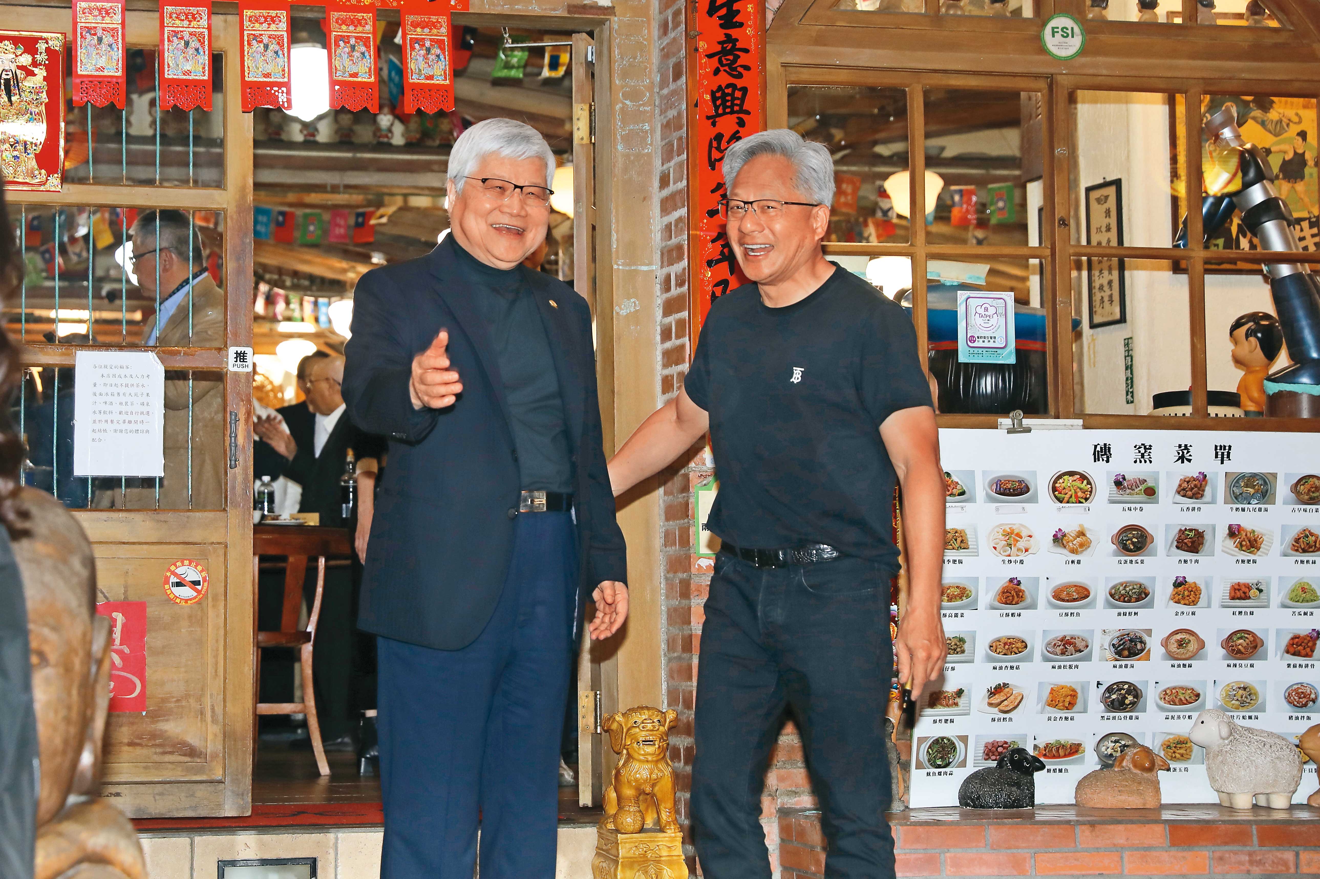 台積電董事長魏哲家和輝達執行長黃仁勳均表達對AI穩定供電的重視。