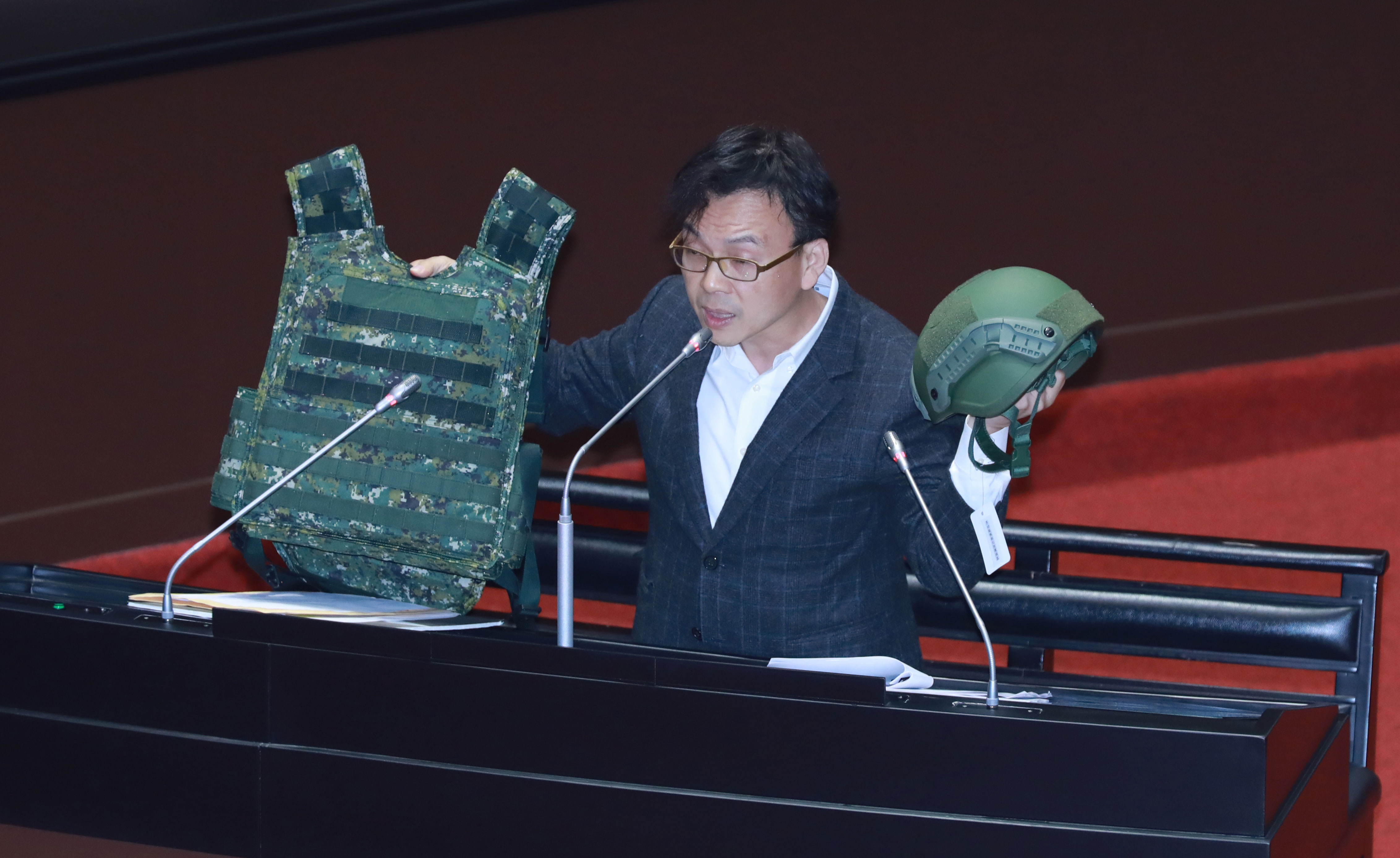 立委鄭正鈐強調，會持續追蹤防彈軍品問題，國軍基層安全，不容忽視。