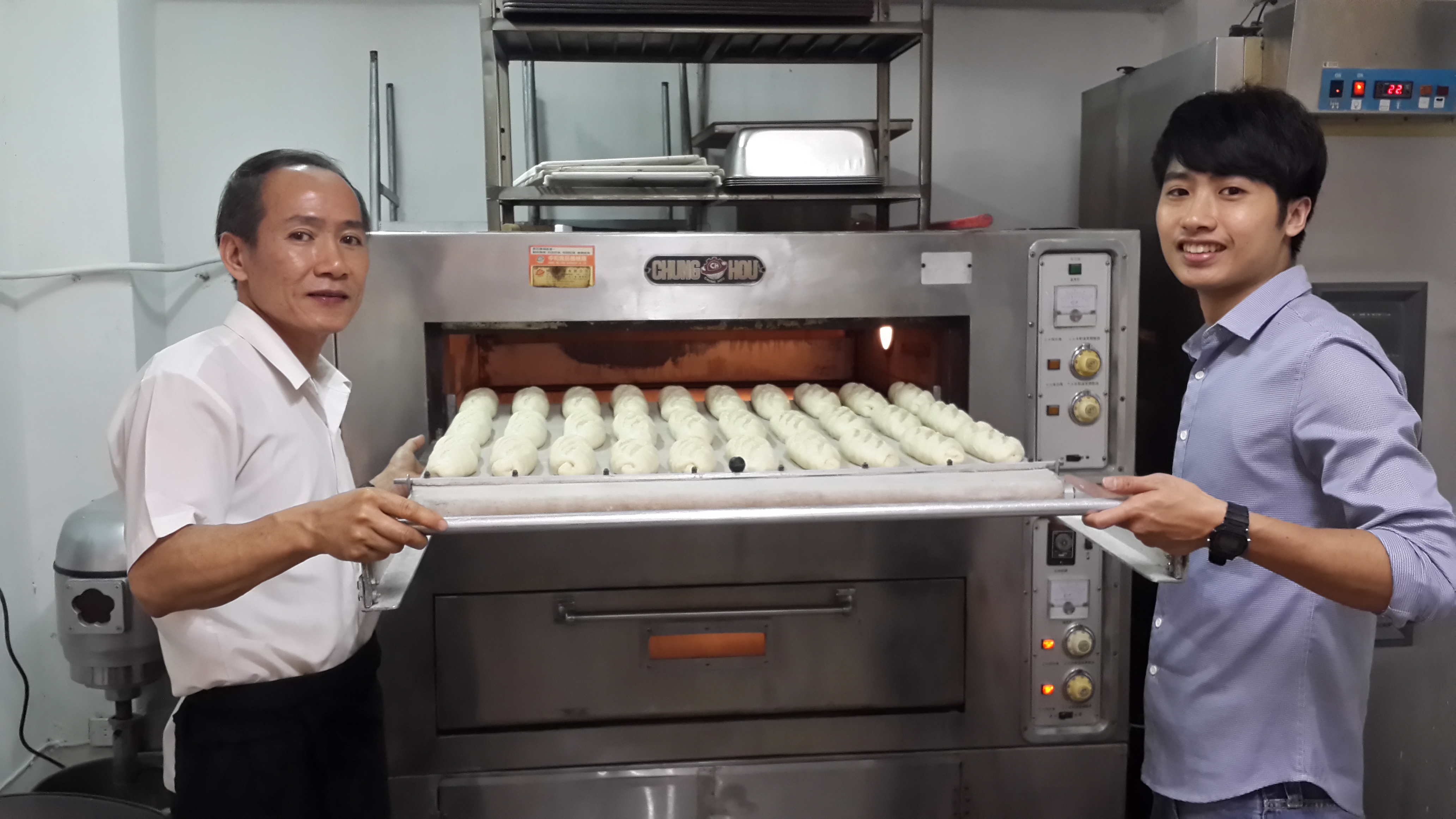 翠薪在地下室設置麵包房，早年由烘焙師傅，林斯榮（右）和父親林偉明（左）也在旁學習。（翠薪越南餐廳提供）