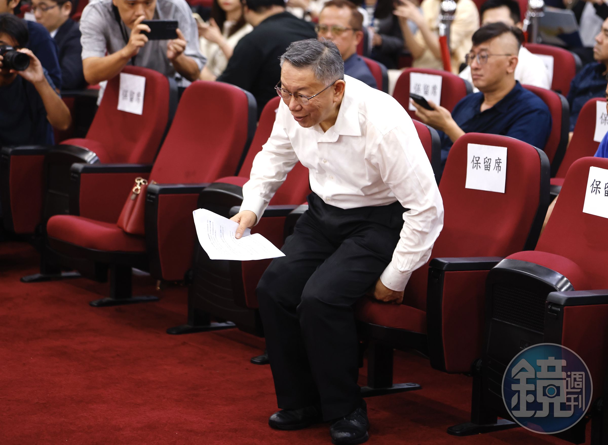 柯文哲近日弊案、爭議纏身，今日則召開「政治獻金外界疑義 一次澄清記者會」。