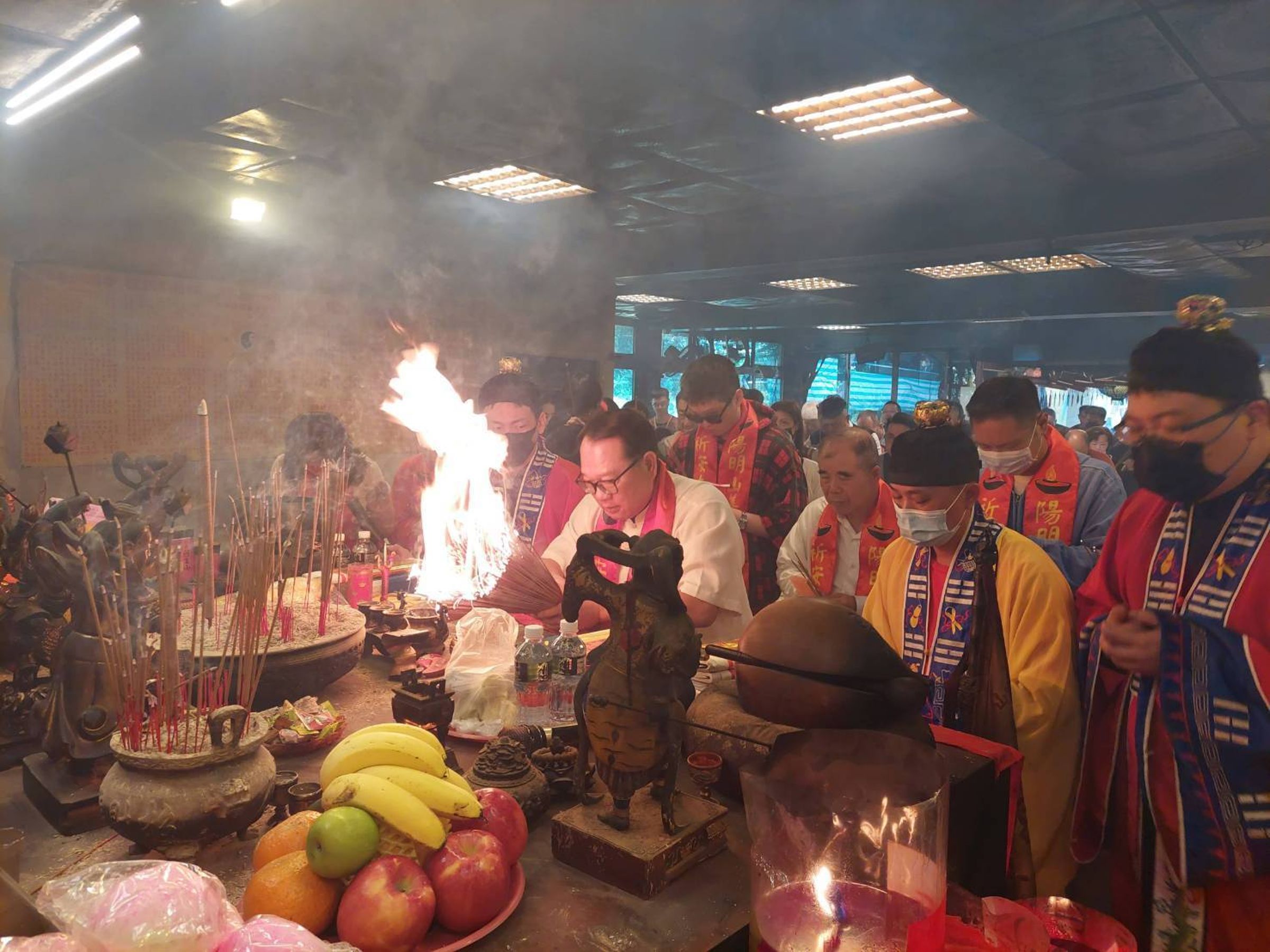 隨著封神榜電影熱映,不少年輕信眾近日赴陽明山姜太公道場,以糖果供奉哪吒(三太子)神尊。(姜太公道場提供)