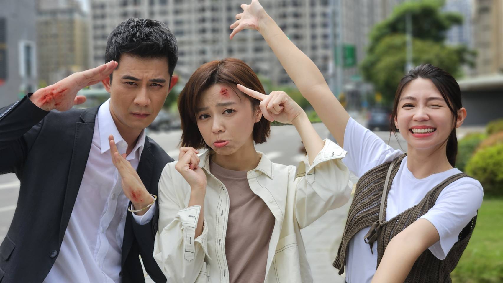 《愛的榮耀》車禍戲曾子益、王瞳、曾智希擺拍。（民視提供）