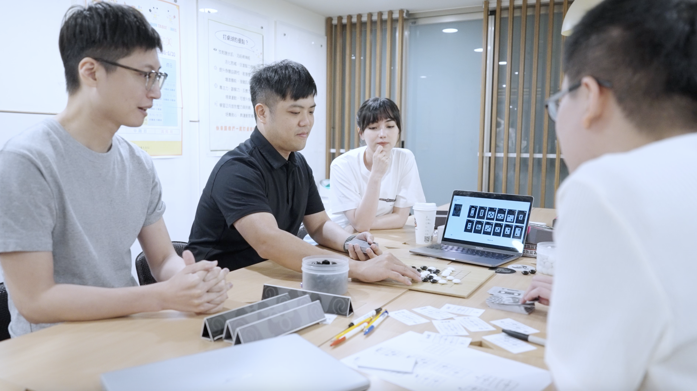 為呈現圍棋核心精神，《烏鷺爭霸》玩法經過多次討論與調整。左起為職業九段棋士蕭正浩、徐煊博與黑嘉嘉。（黑嘉嘉圍棋提供）