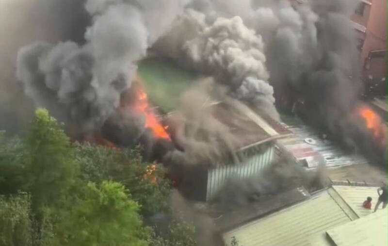 台北市文山區木柵路三段一處民宅今（19日）上午7時突發生大火，曾擔任過八點檔臨演屋主涉嫌縱火。（翻攝畫面）