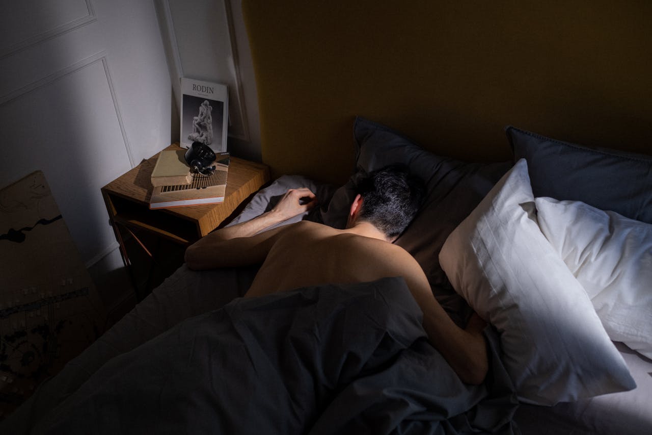 一名年輕男子罹患「性高潮後疾病症候群」,每次射精後都會像重感冒一般全身虛弱疲勞。(示意圖,Pexels)