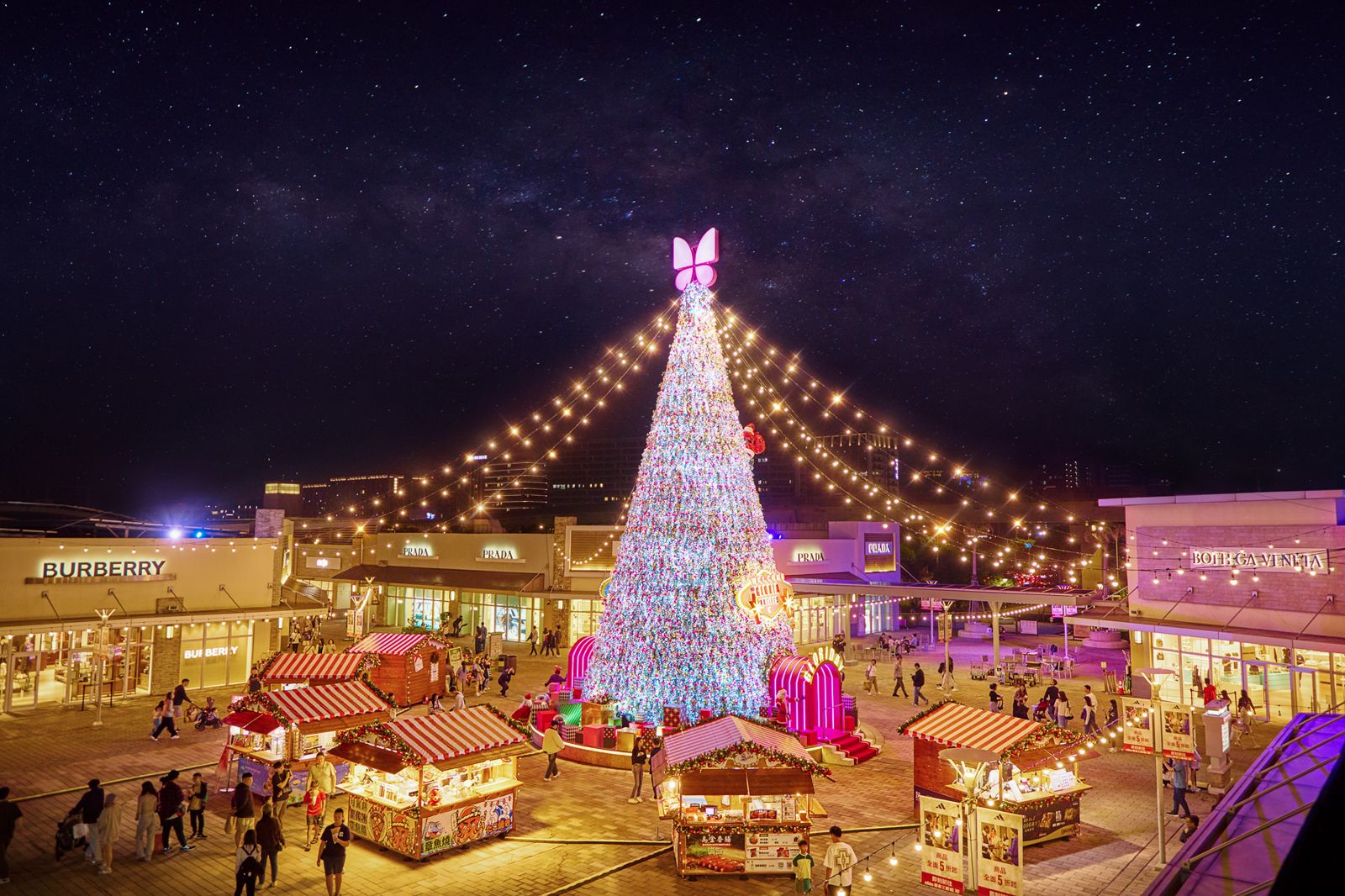 華泰名品城耶誕村飄雪了！20公尺高耶誕樹、37攤異國市集　2025必打卡亮點