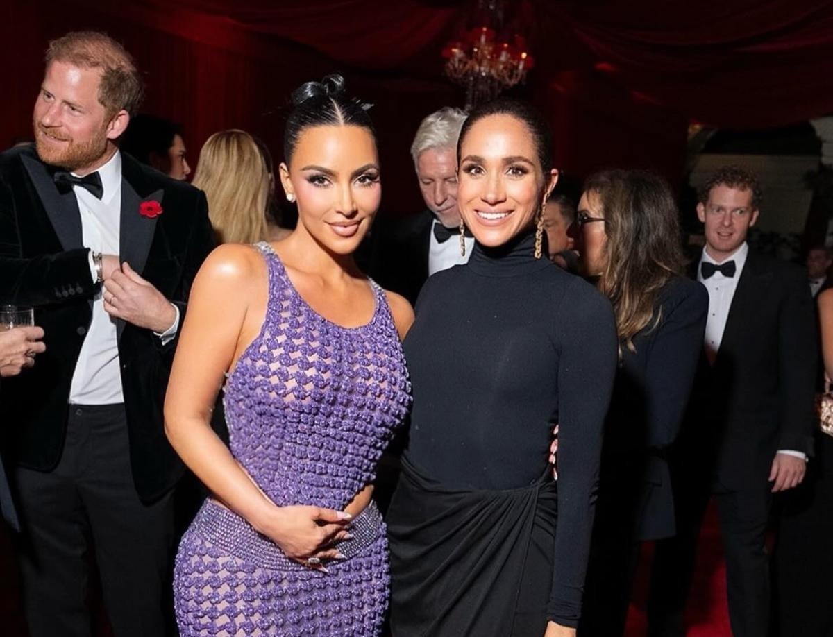 梅根（右）11月在派對上與金卡戴珊（中）合照，哈利王子（左）出現在背景中，這張照片已遭刪除。（翻攝kimkardashian IG）