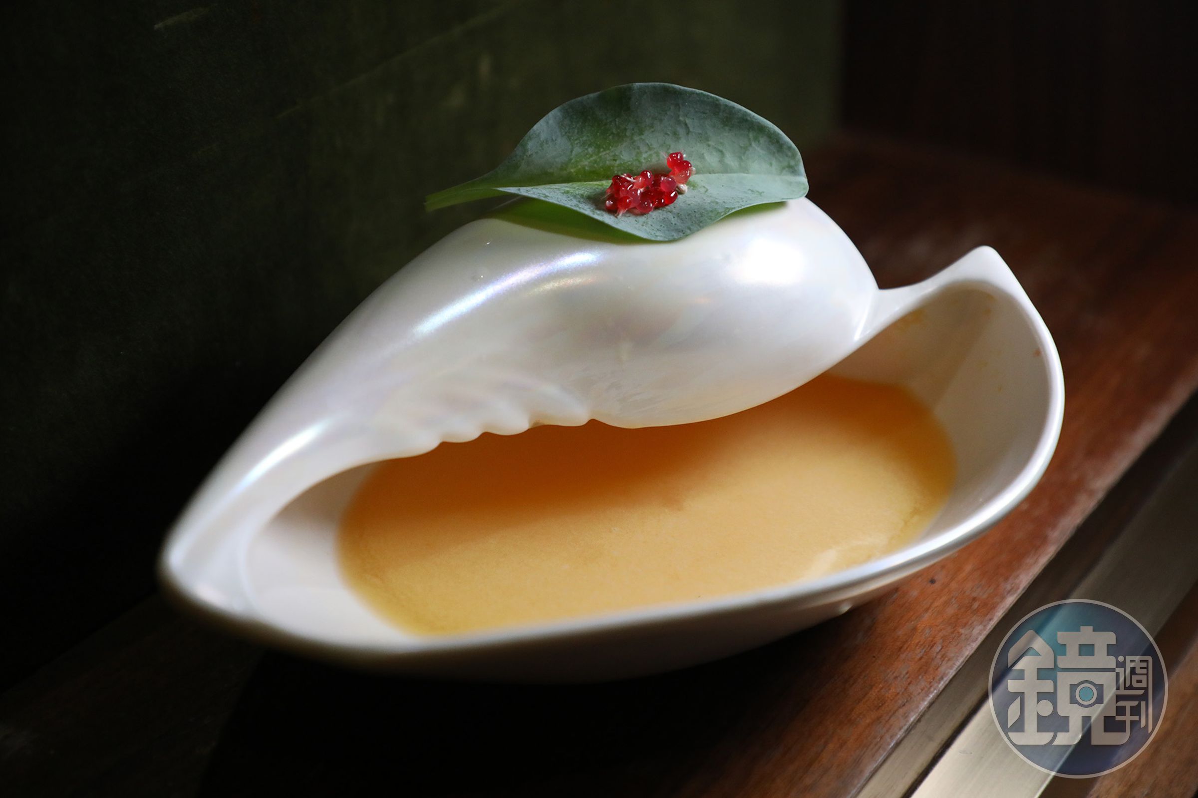 「Big Catch」以伏特加蒸餾萃取牡蠣殼與辣醬風味，加入百香果、粉紅古法氣泡酒，像在品嘗一碗酸香冷湯。（港幣120元／杯）