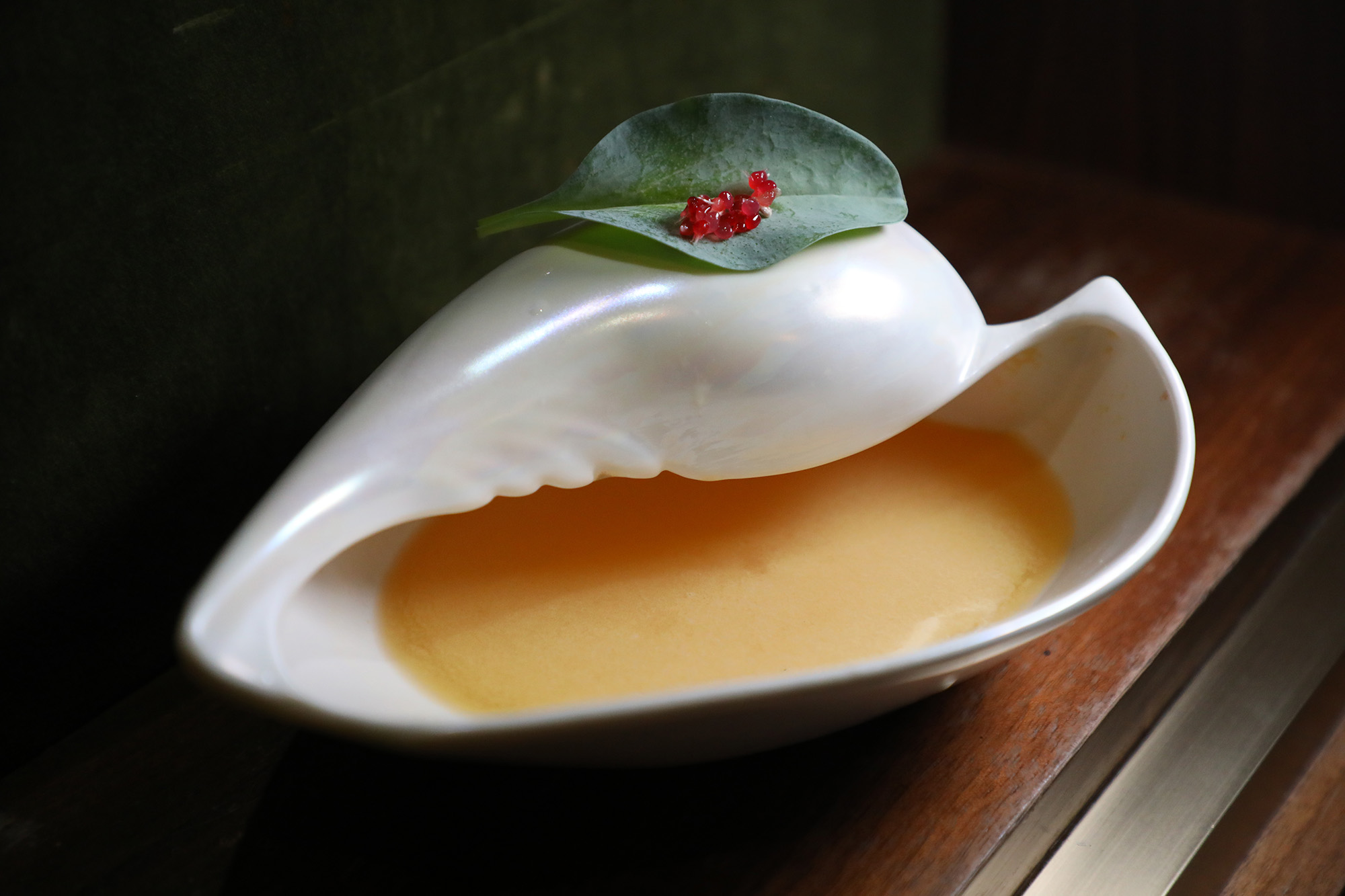 「Big Catch」以伏特加蒸餾萃取牡蠣殼與辣醬風味，加入百香果、粉紅古法氣泡酒，像在品嘗一碗酸香冷湯。（港幣120元／杯）