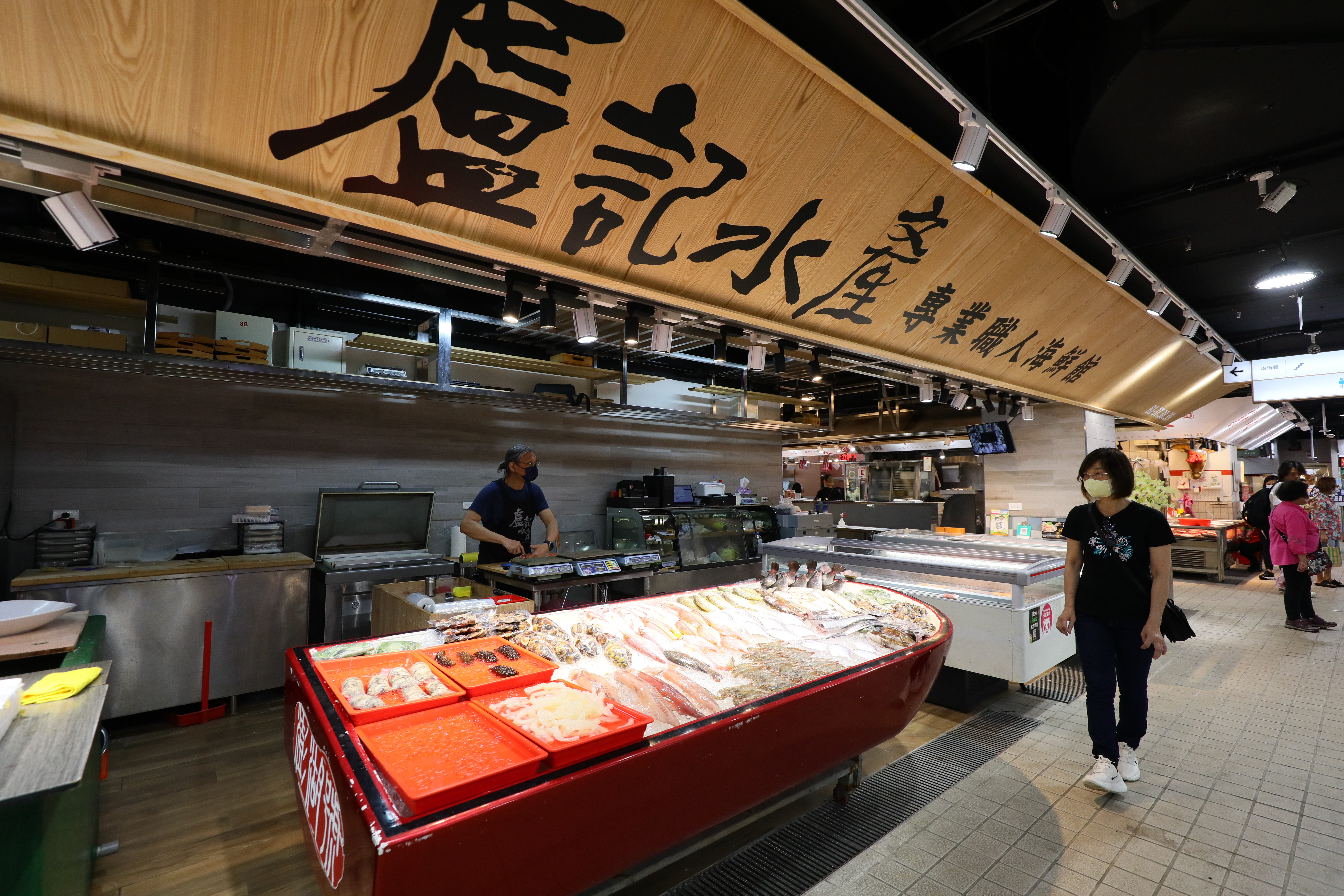 「盧記水產」起家於1972年，最初由第一代專營來自澎湖的新鮮魚貨。