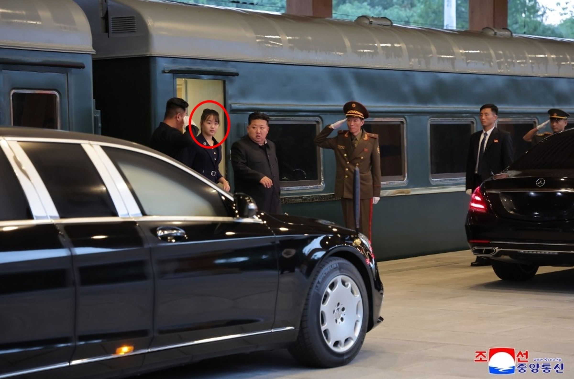 金正恩偕愛女金主愛訪問中國，官媒曝光金正恩返回北韓的畫面，均可見金主愛身影。（翻攝自朝中社官網）