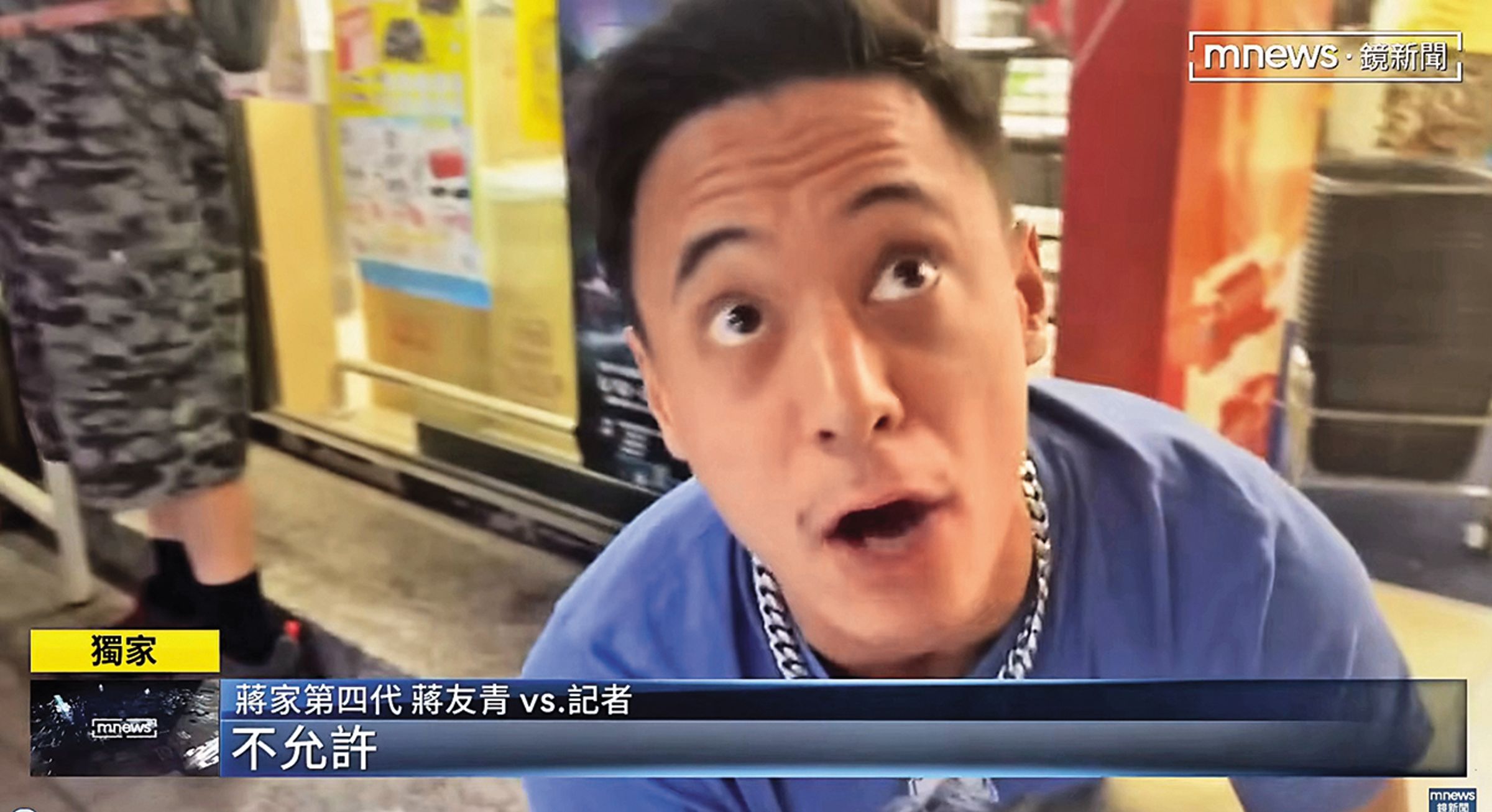 蔣友青8月現身超商,被巧遇的媒體要求訪問,突然情緒失控。(翻攝自鏡新聞)