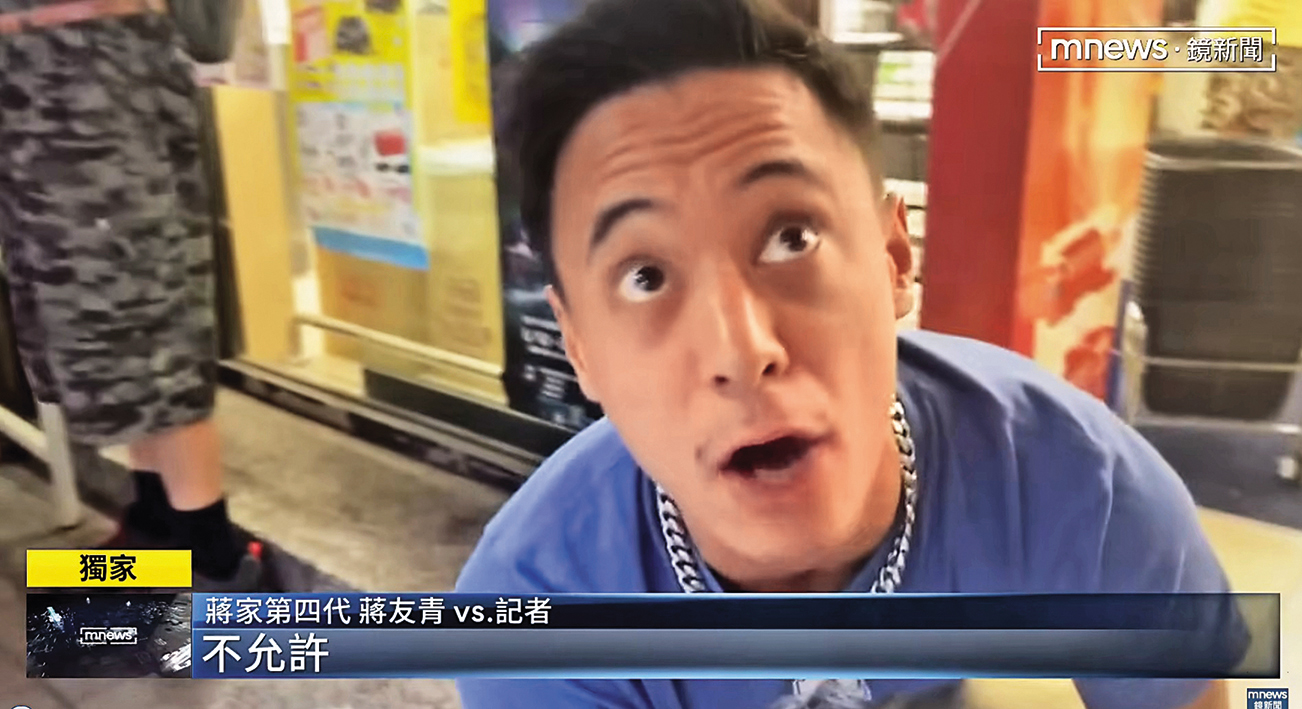 蔣友青8月現身超商，被巧遇的媒體要求訪問，突然情緒失控。（翻攝自鏡新聞）