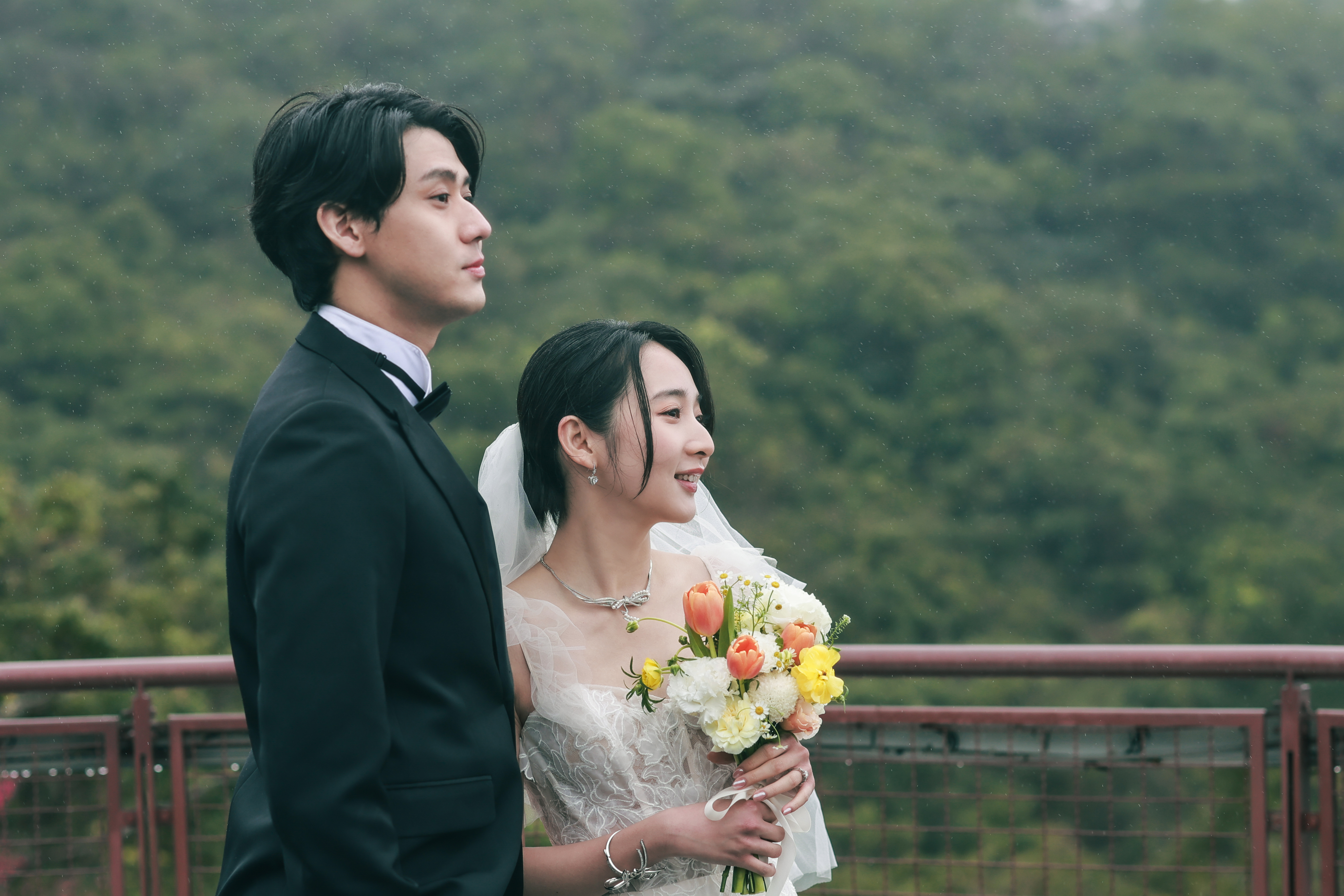 電視電影《慶祝》李沐因不滿婚紗拍攝的細節，在現場只能牽著老公李玉璽的手強顏歡笑。（寬想國際娛樂提供）