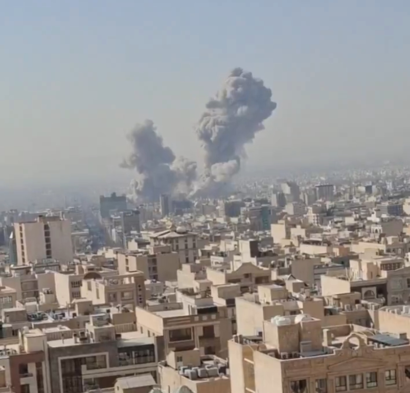 以色列開戰空襲伊朗，德黑蘭傳出爆炸聲。（翻攝X）