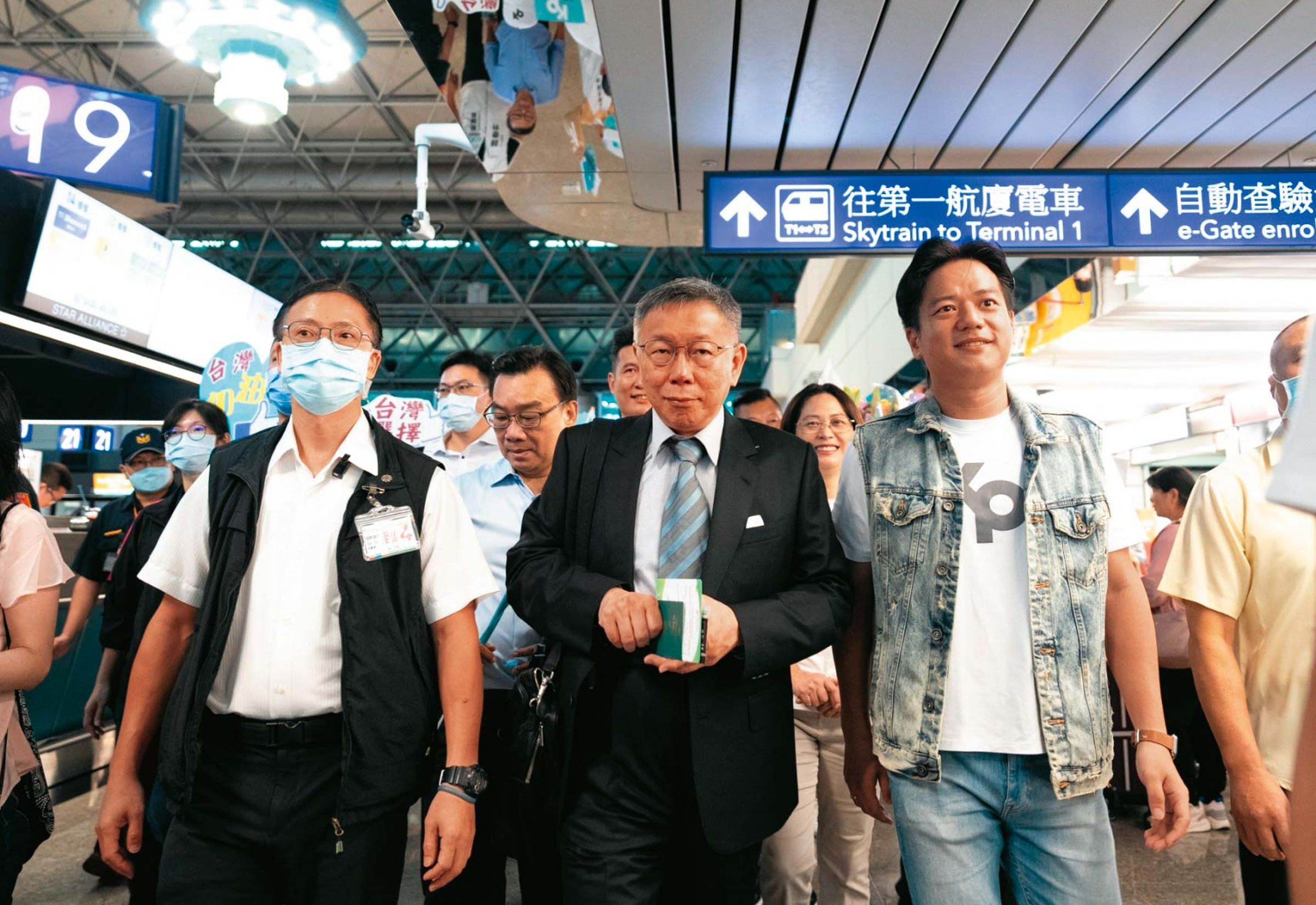柯文哲（中）2度訪美前，拋出以民調決定在野最強人選，且輸的退選，讓「藍白配」瀕破局。（民眾黨提供）