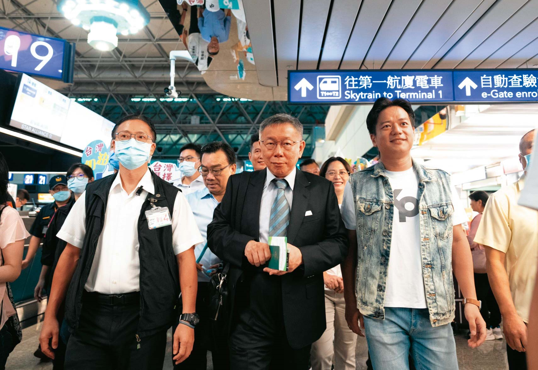 柯文哲（中）2度訪美前，拋出以民調決定在野最強人選，且輸的退選，讓「藍白配」瀕破局。（民眾黨提供）