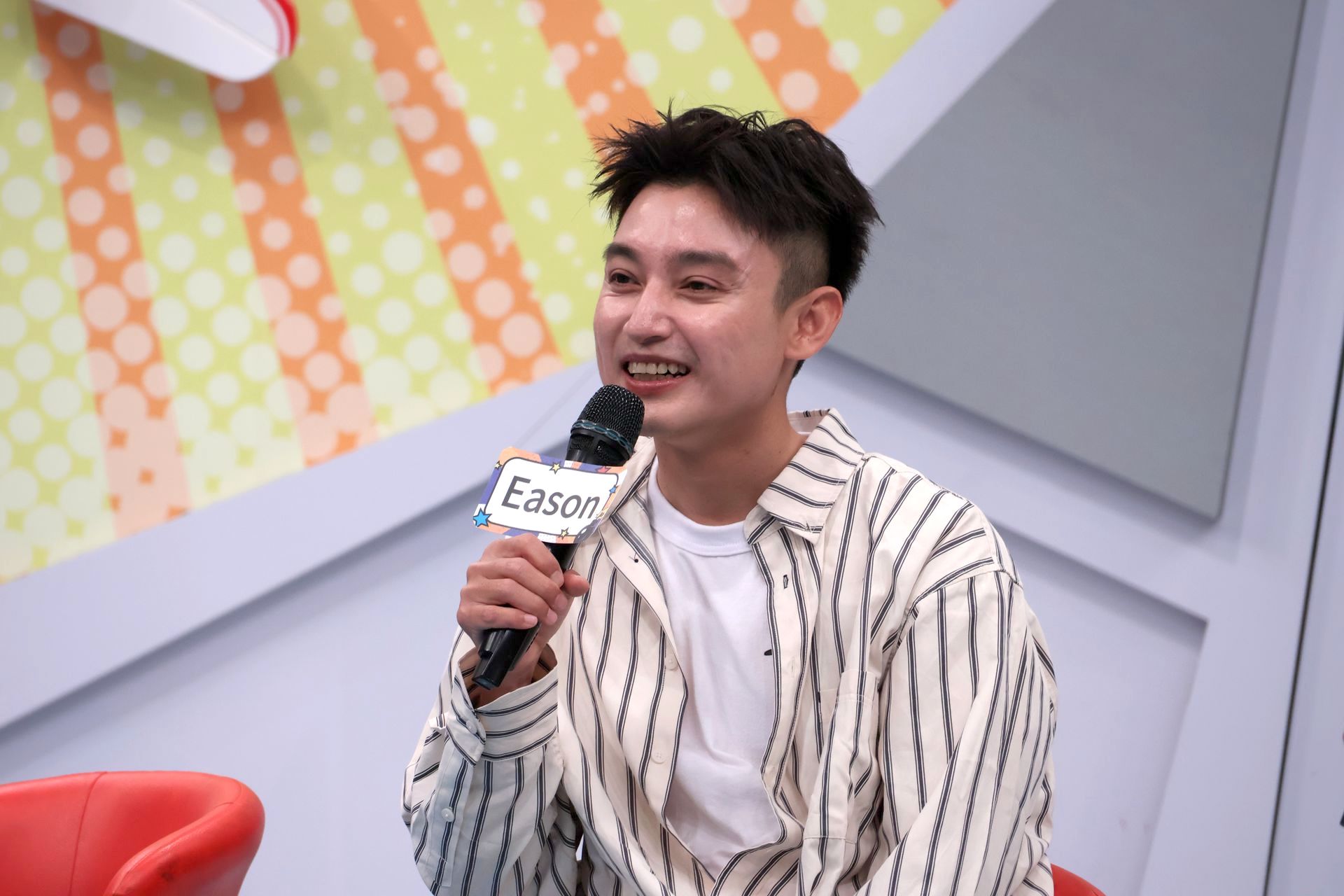 Eason錄影玩遊戲被製作人臭臉。（中天提供）