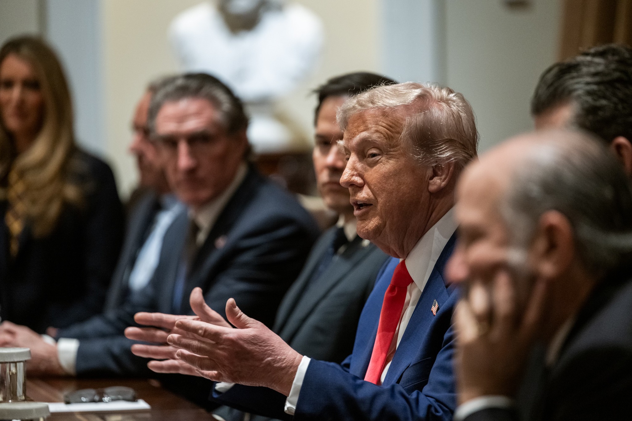 川普宣布對等關稅暫緩90天實施，美國海關與邊境保護局11日公布關稅豁免名單，讓蘋果、輝達等科技巨頭暫時鬆了一口氣。（翻攝自白宮臉書）