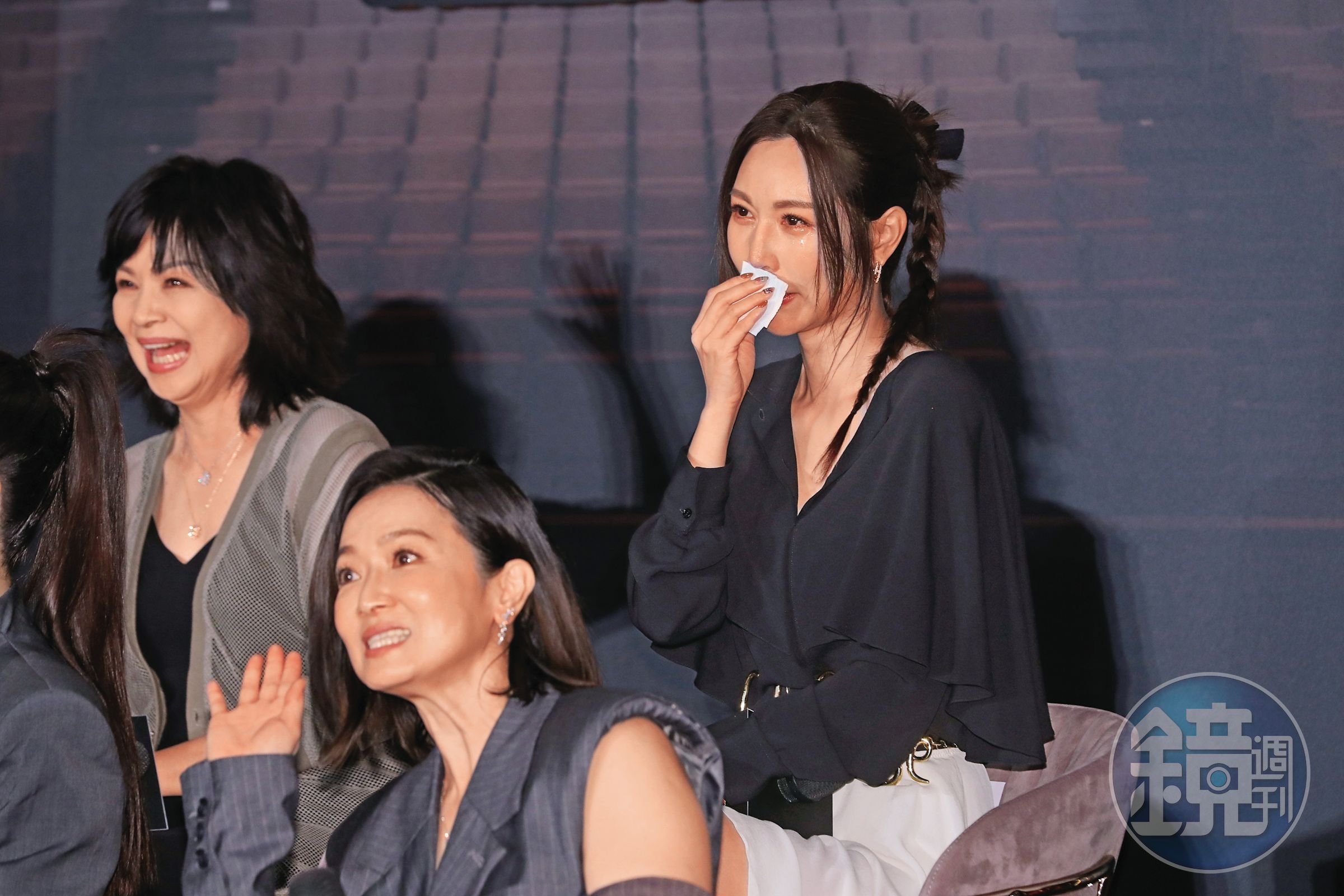 曾莞婷(右)和楊貴媚(左)、謝瓊煖(中)一哭一笑猶如平行世界?