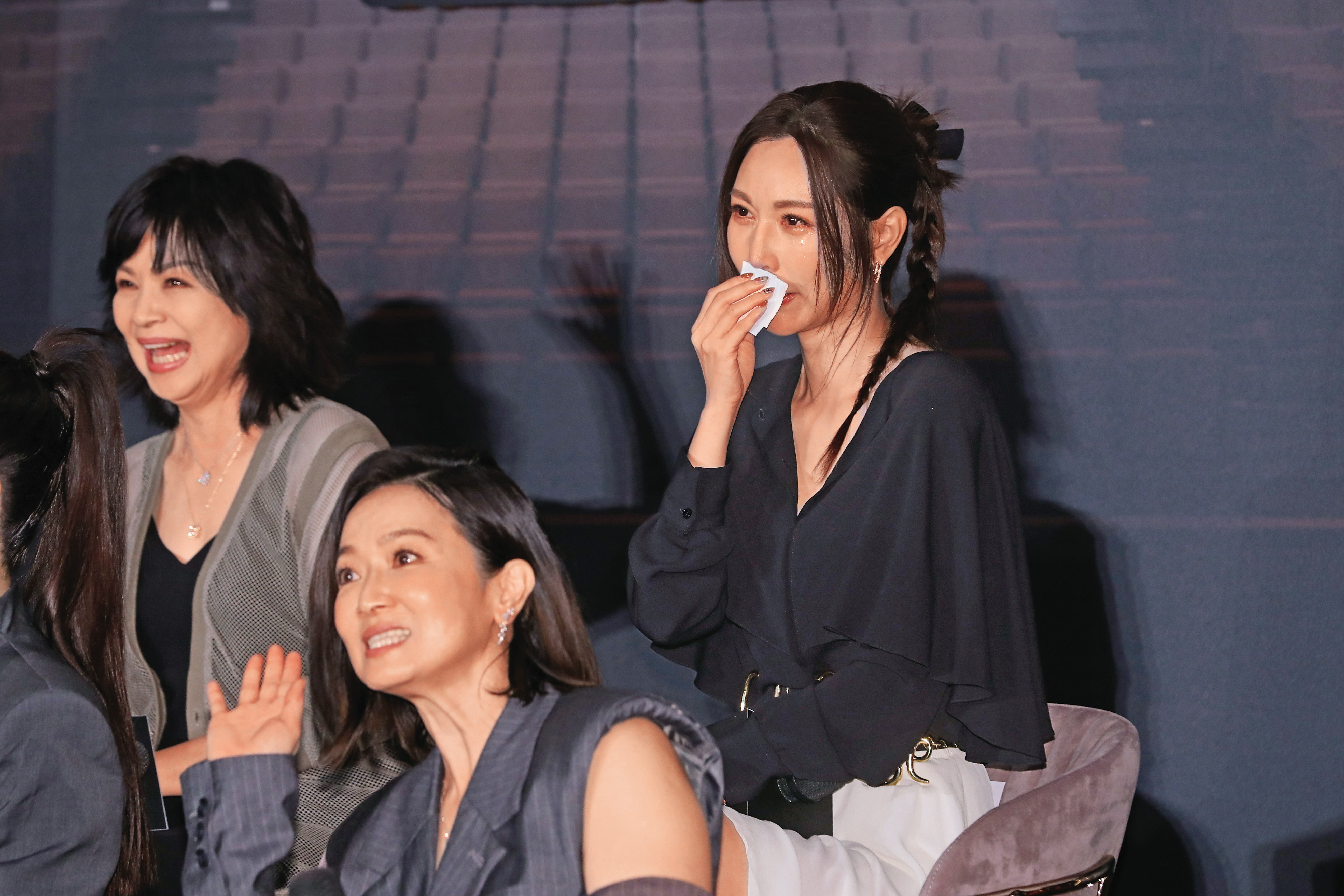 曾莞婷(右)和楊貴媚(左)、謝瓊煖(中)一哭一笑猶如平行世界?