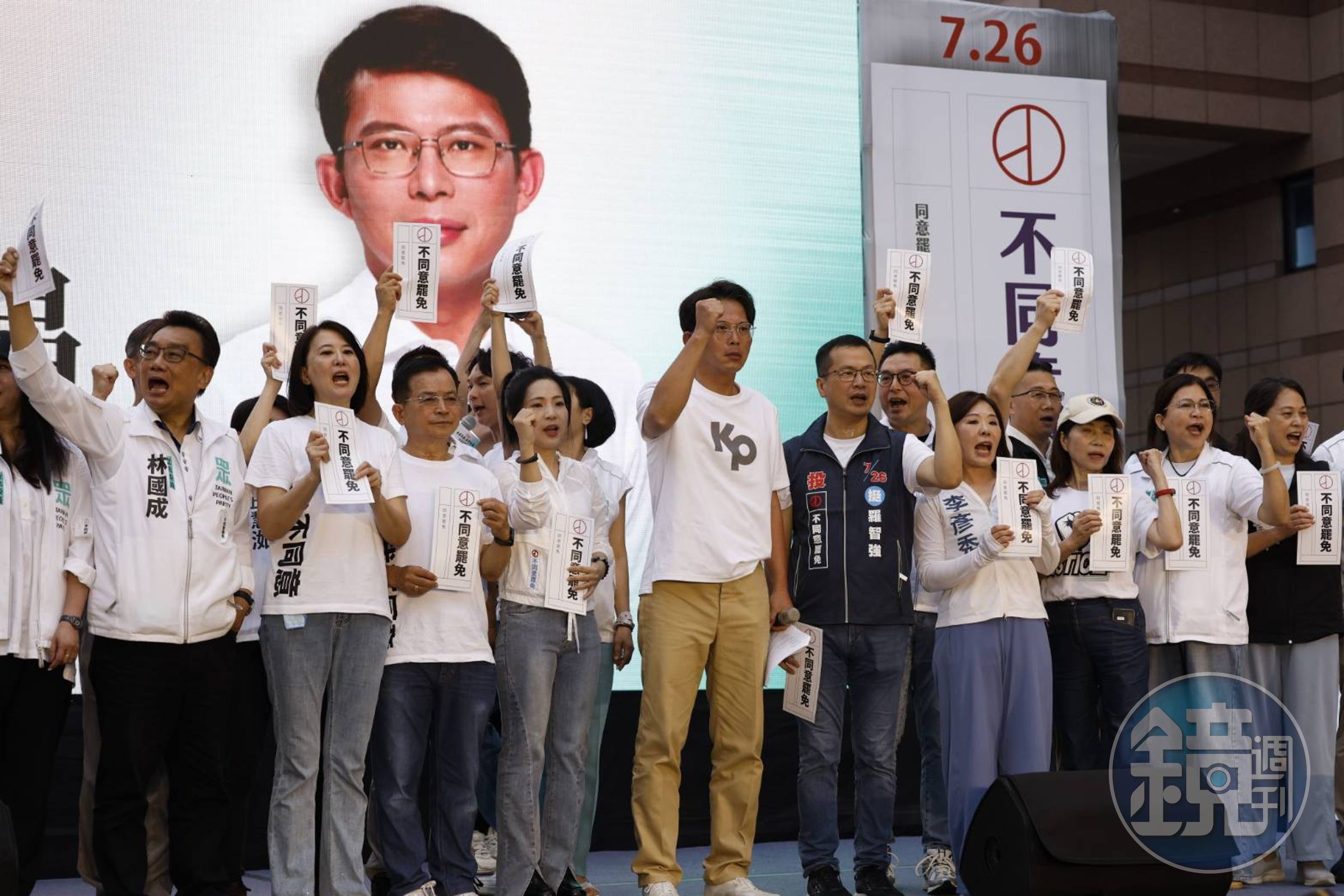 民眾黨今日於民進黨中央黨部前辦造勢活動,活動結束後竟有民眾在民進黨中央門口招牌砸雞蛋。