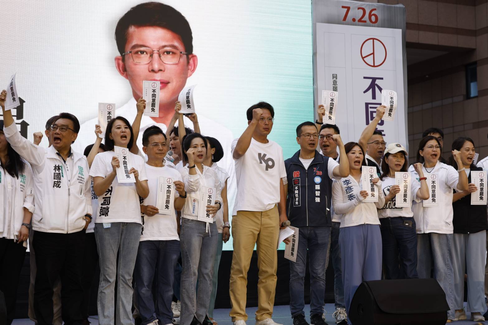 民眾黨今日於民進黨中央黨部前辦造勢活動，活動結束後竟有民眾在民進黨中央門口招牌砸雞蛋。