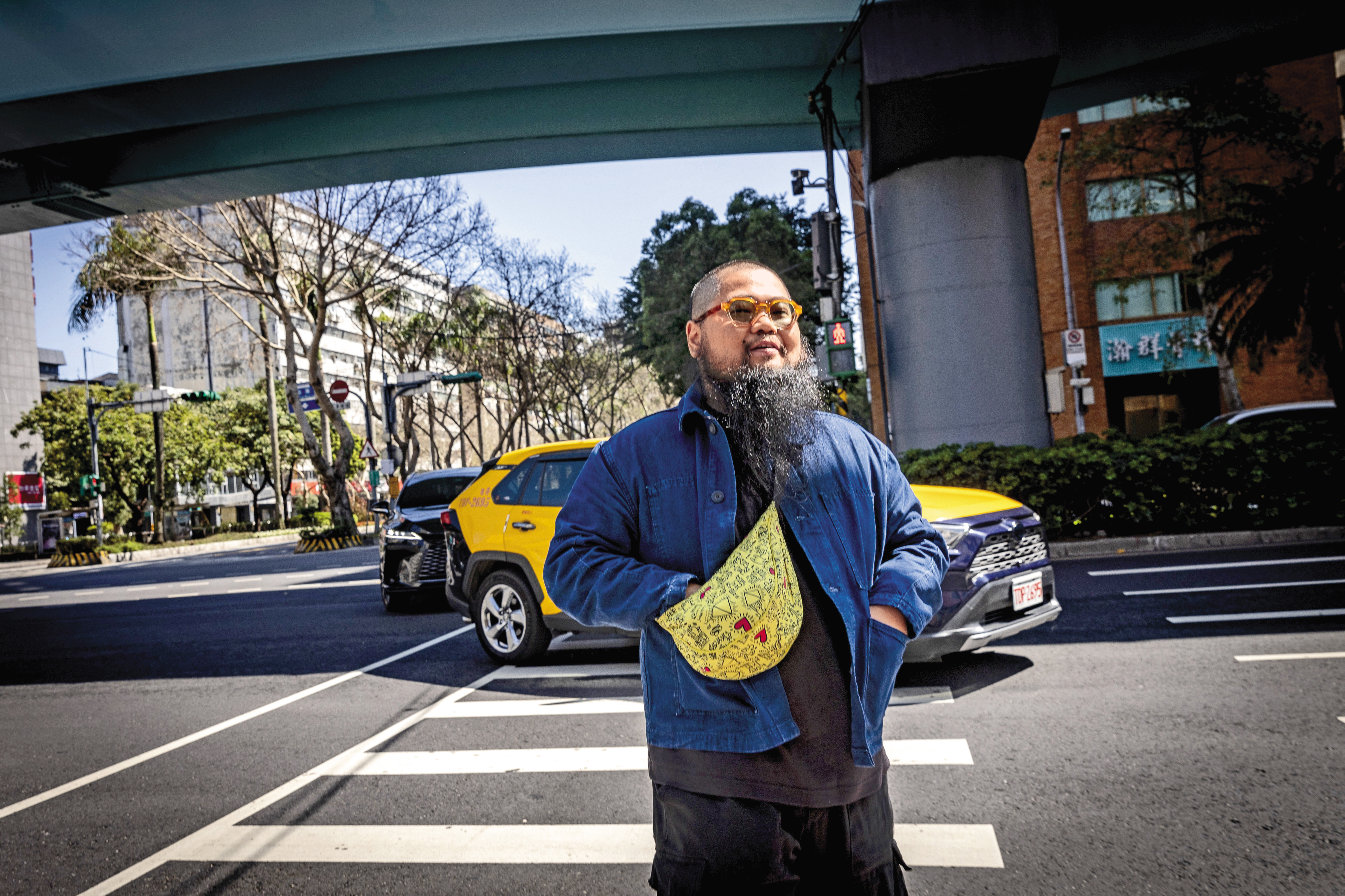 巴丟草的作品常見他批判新疆集中營、鎮壓香港、中共對台灣的威脅，以及他對台灣民主的支持。圖為他今年來台，走動於台北街頭。