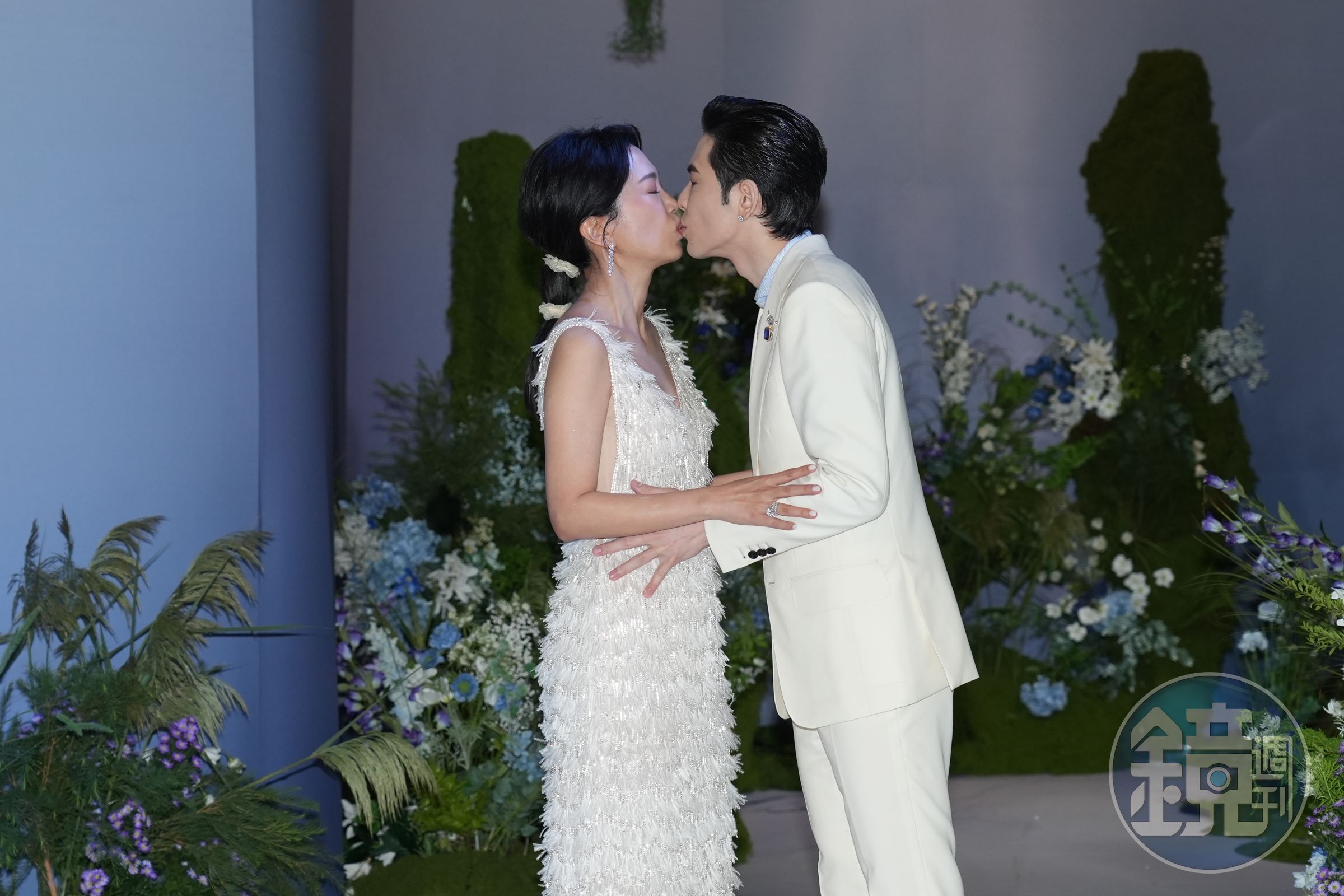 金曲歌王蕭敬騰婚禮爆出小插曲,知名製作人詹仁雄因喝醉,離開現場時跌倒下巴受傷,被直擊上救護車送醫治療。