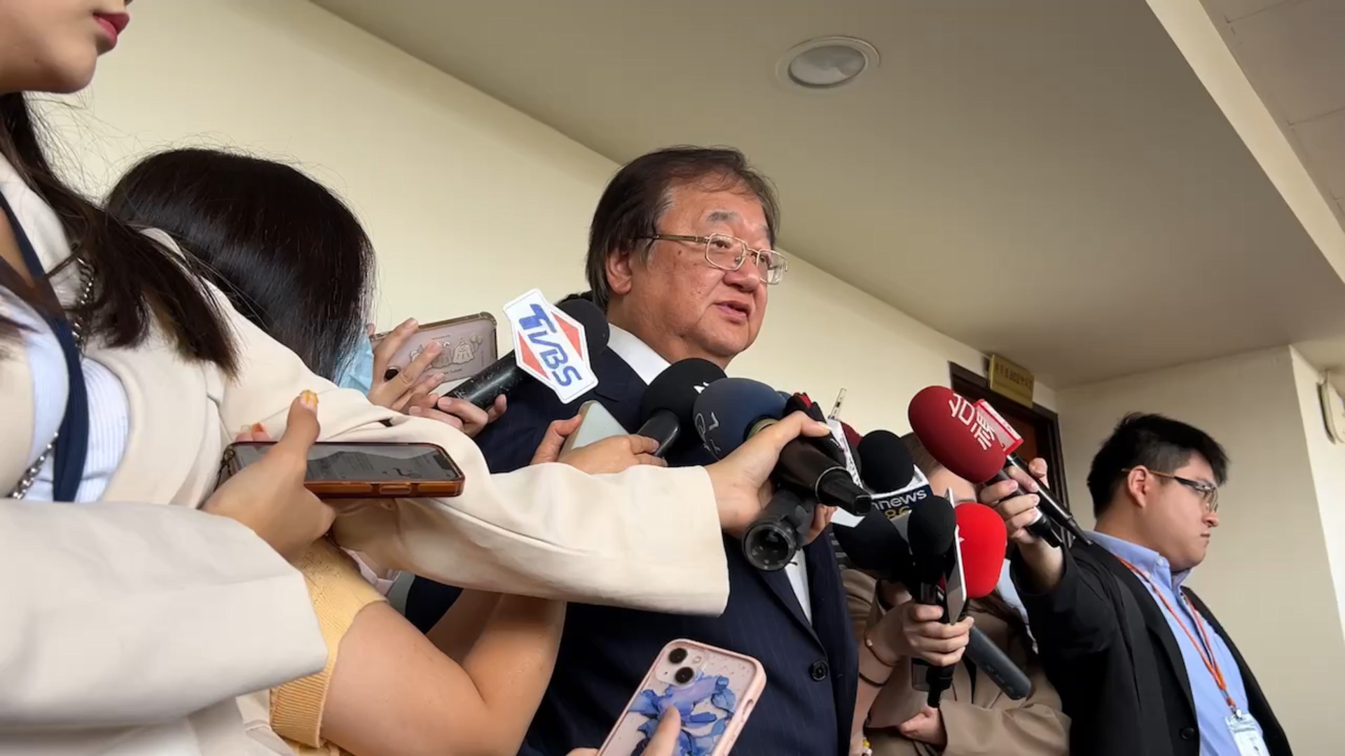 衛福部長邱泰源駁斥因「派系鬥爭」拔官吳秀梅。（翻攝畫面）